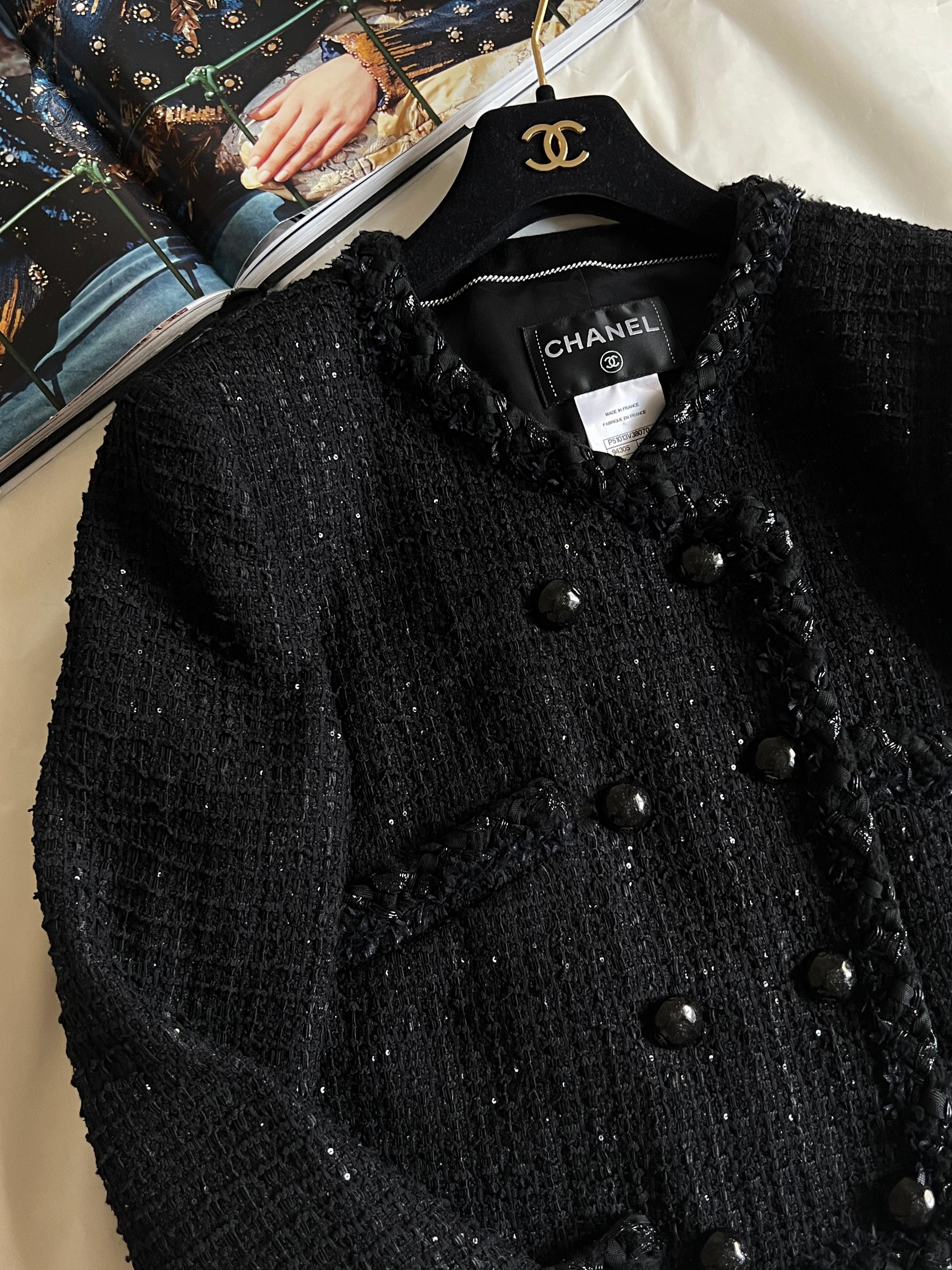 Chanel - Nicola Peltz - Veste en tweed noir à boutons CC en vente 5