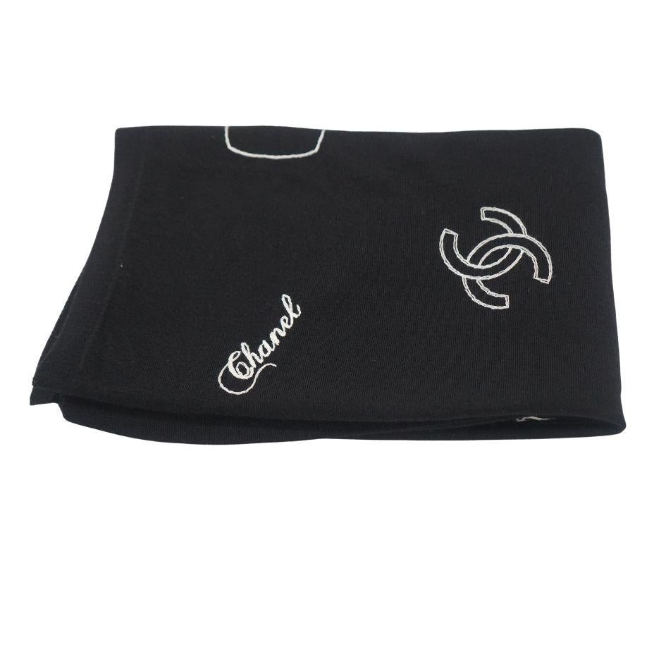 This Chanel scarf is made of 100% cashmere. Has embriodered 