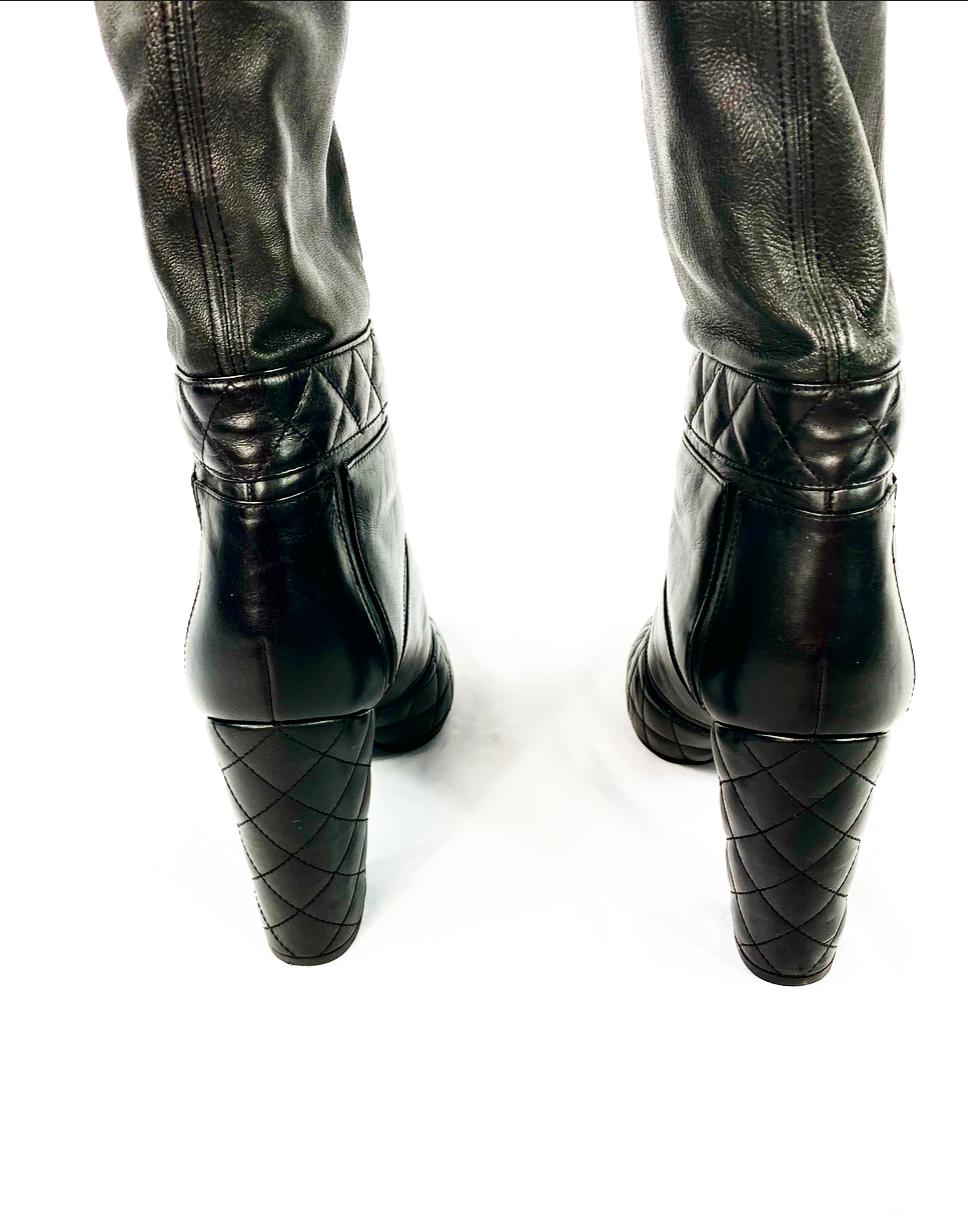 CHANEL Noir Black Quilted Leather Over Knee High Heel Front Zip Boots Size 39 In Excellent Condition In Beverly Hills, CA