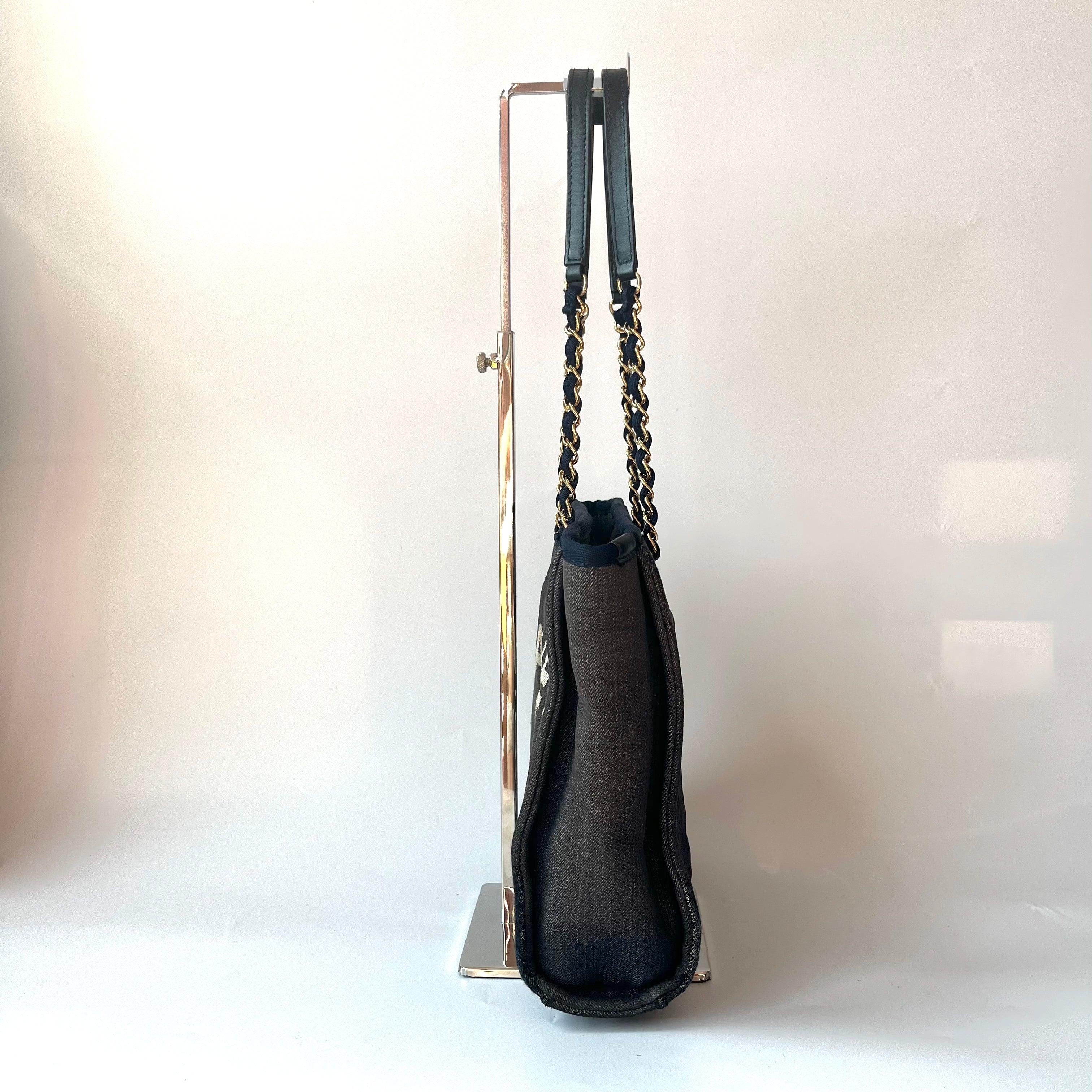 Chanel North South Deauville Tote Navy Denim Top Handle Shoulder Bag, 2012-2013 In Excellent Condition For Sale In AUBERVILLIERS, FR
