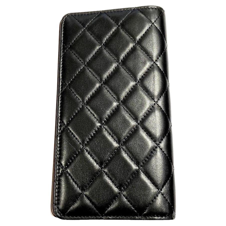 CHANEL Notebook Holder in Black Leather
Never worn.
Made in France.
Condition: never worn
Dimensions: H 19 x W 10 cm
Serial number: retired
Chanel Private Sales 2020
Will be delivered in a non-original dustbag.