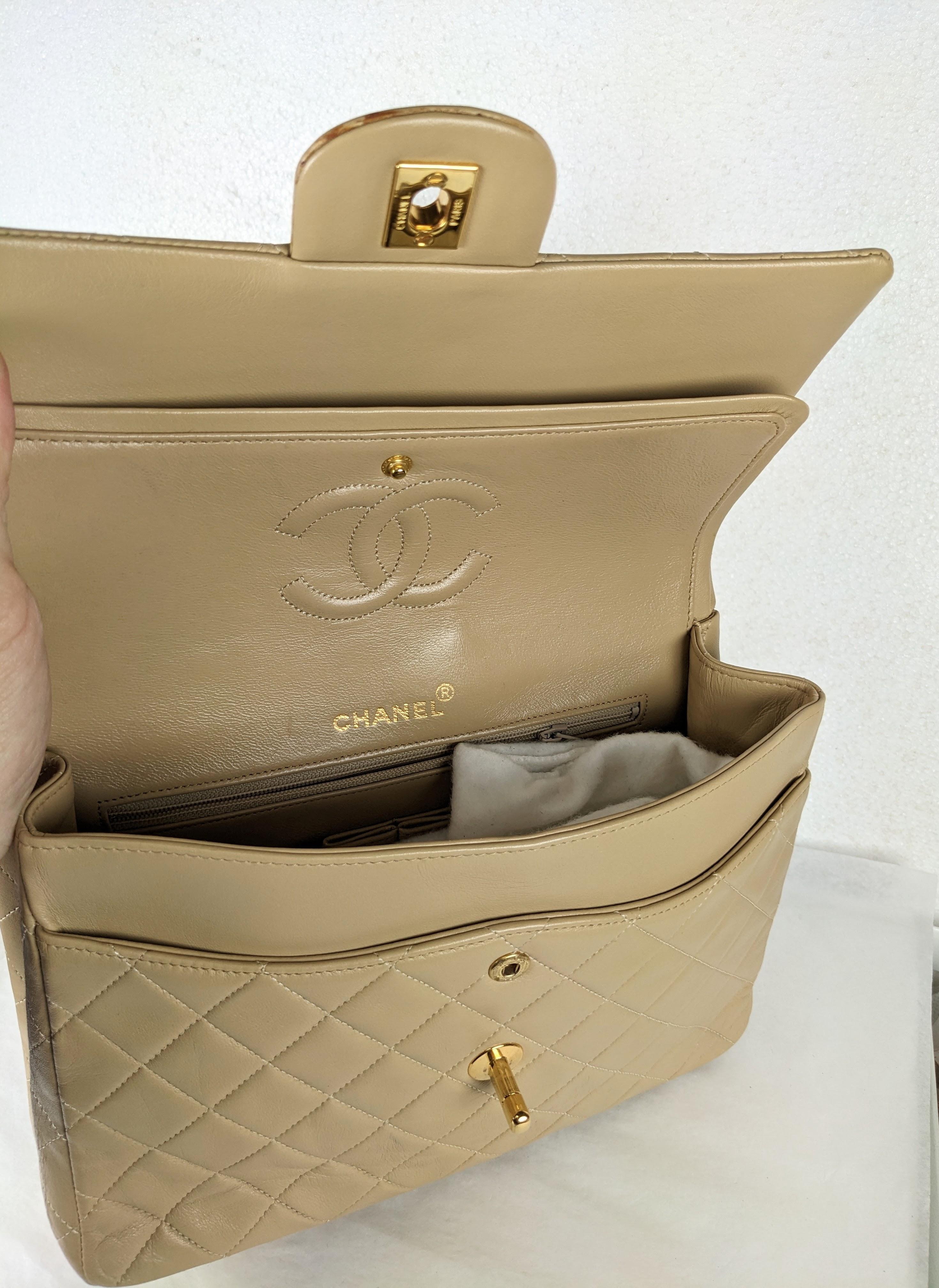 Chanel - Sac à rabat classique en nougat en vente 5