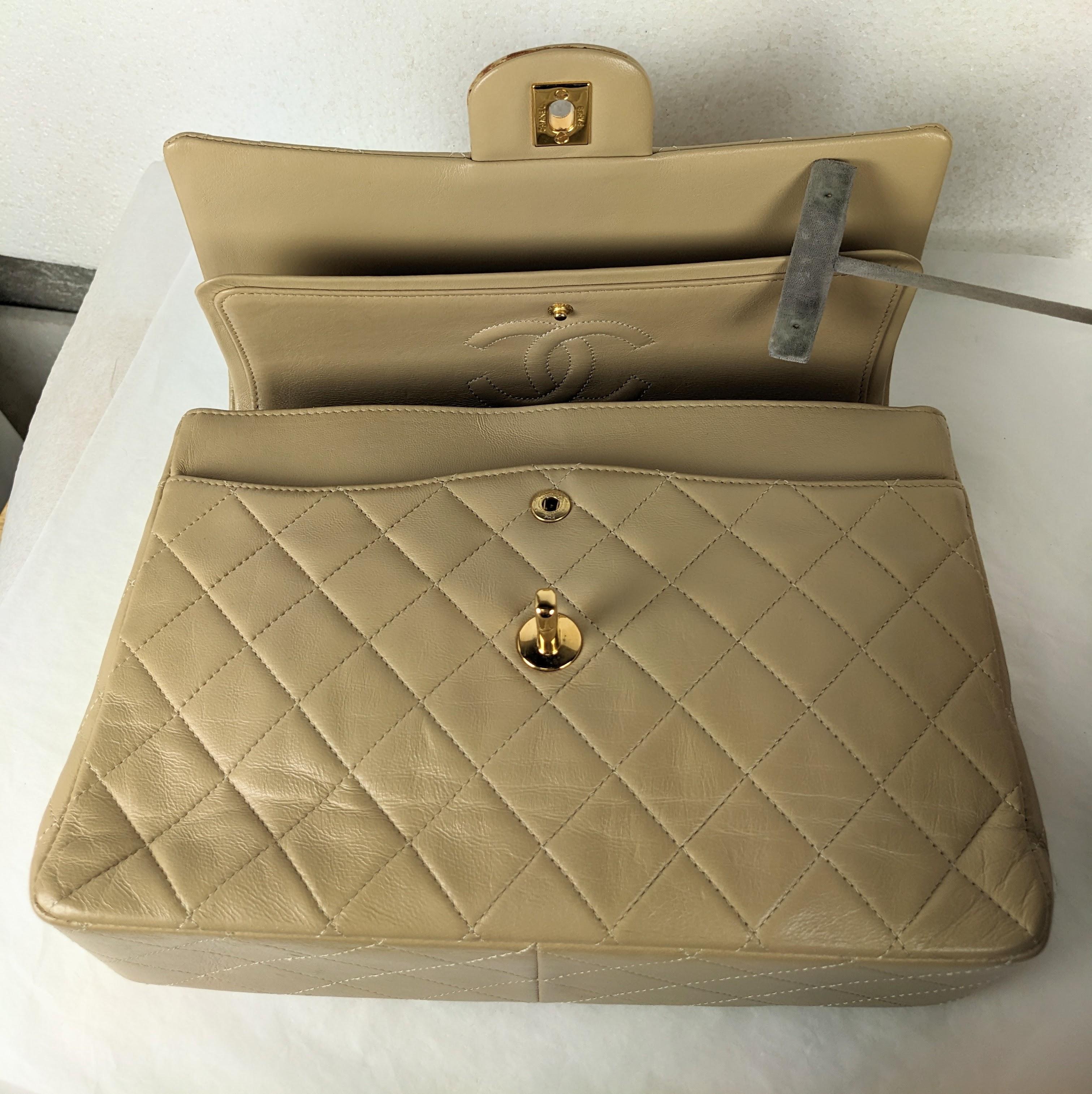 Chanel - Sac à rabat classique en nougat en vente 6