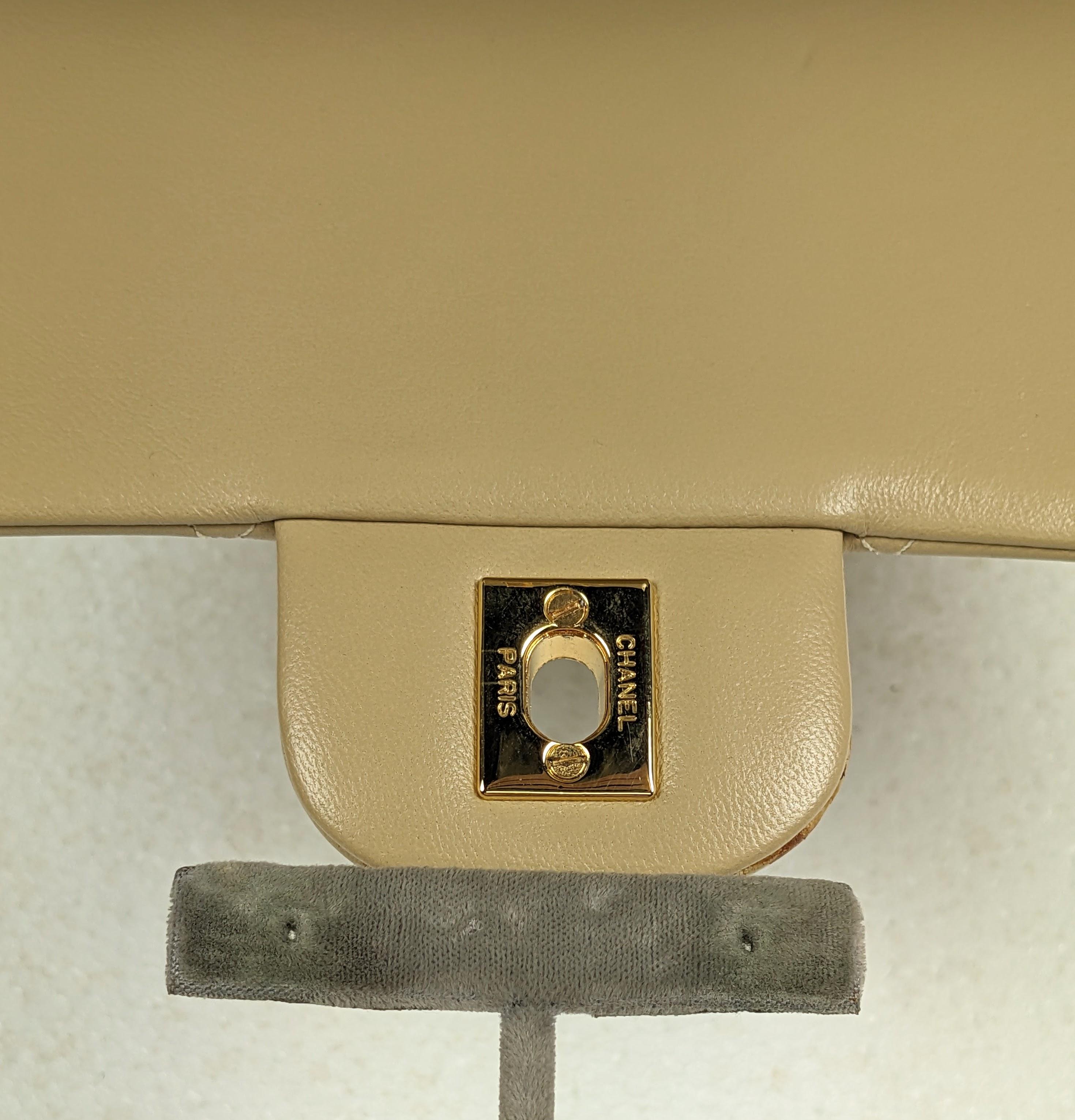 Chanel - Sac à rabat classique en nougat en vente 7