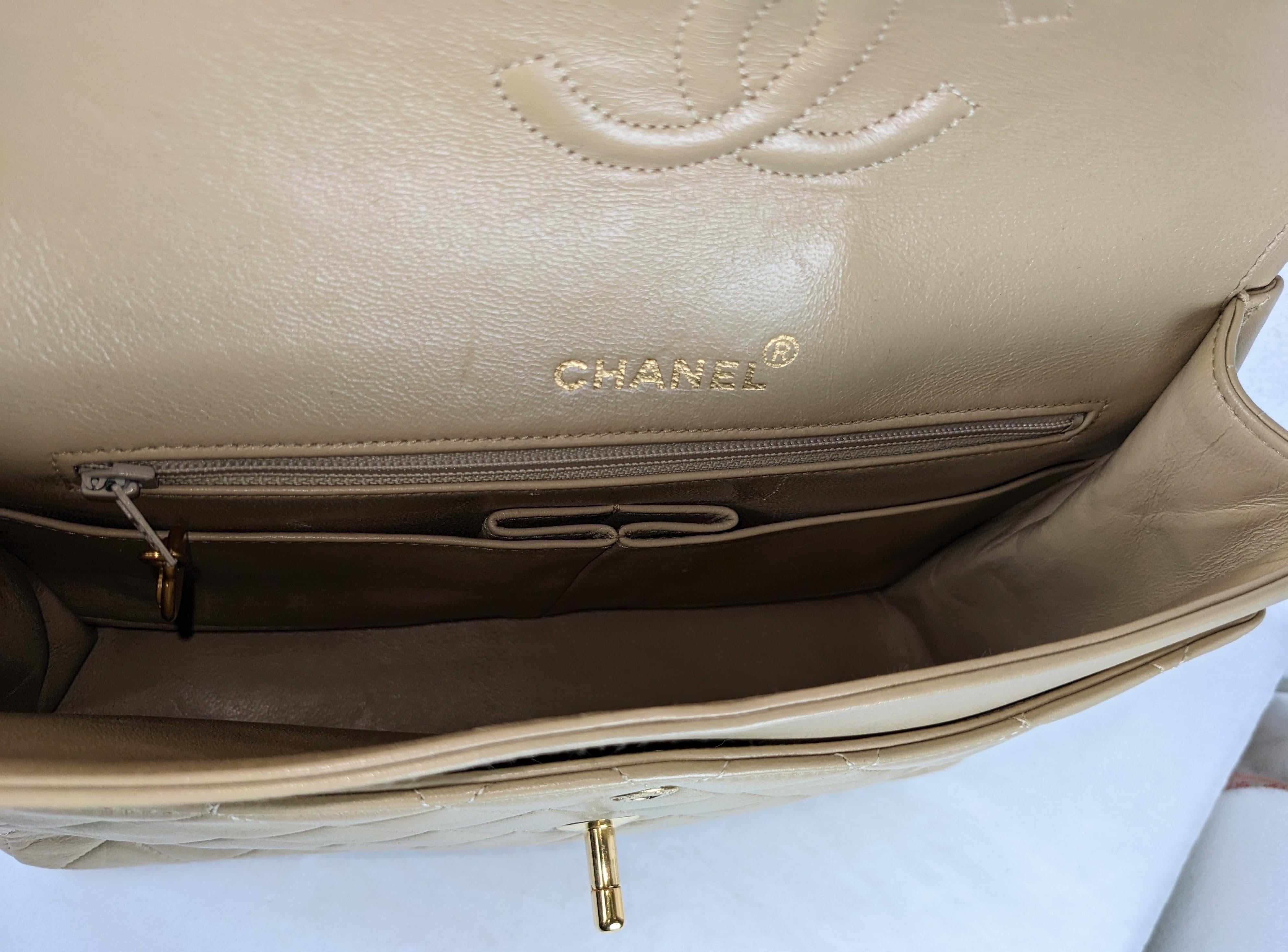 Chanel - Sac à rabat classique en nougat en vente 8