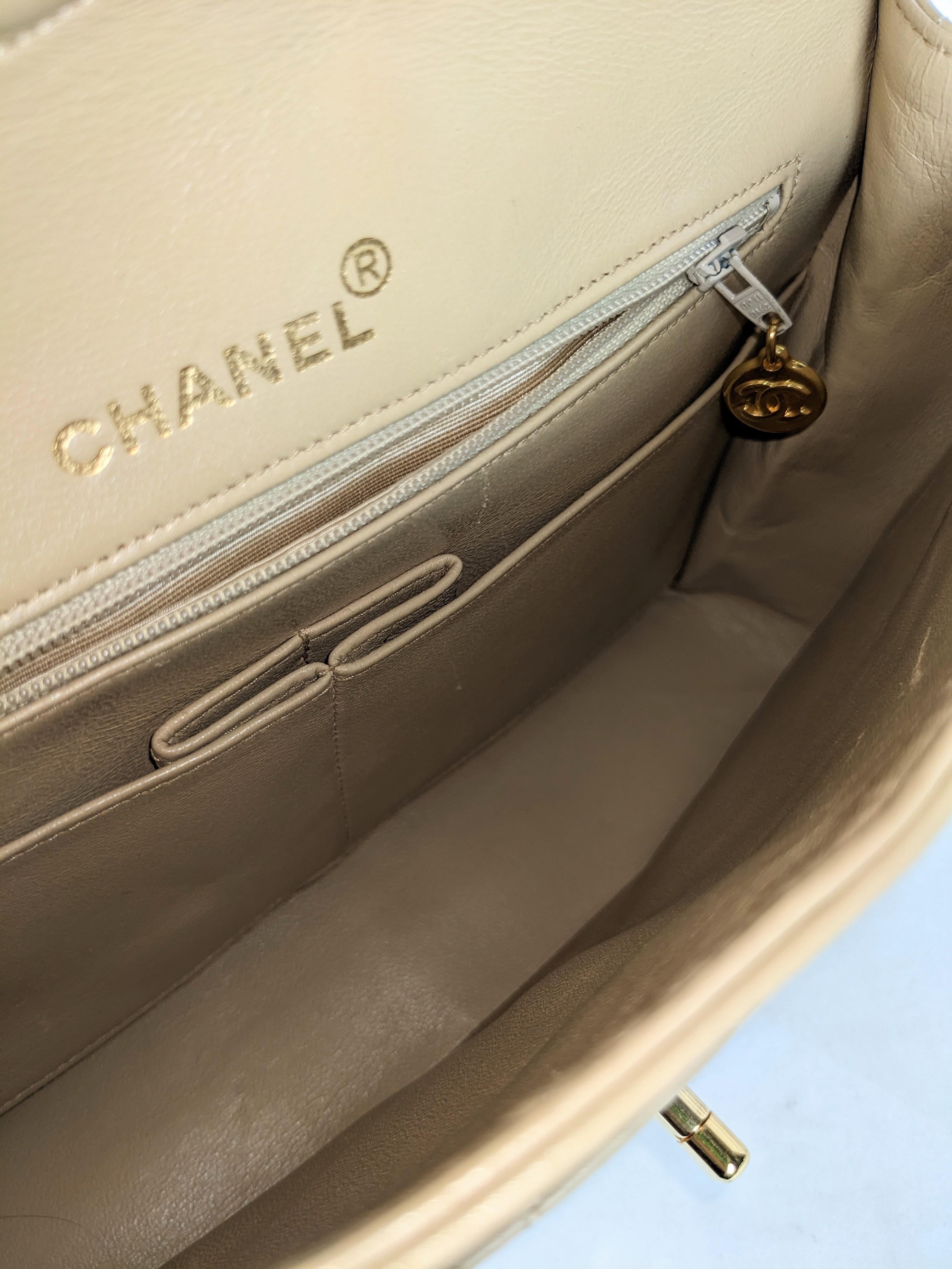 Chanel - Sac à rabat classique en nougat en vente 9