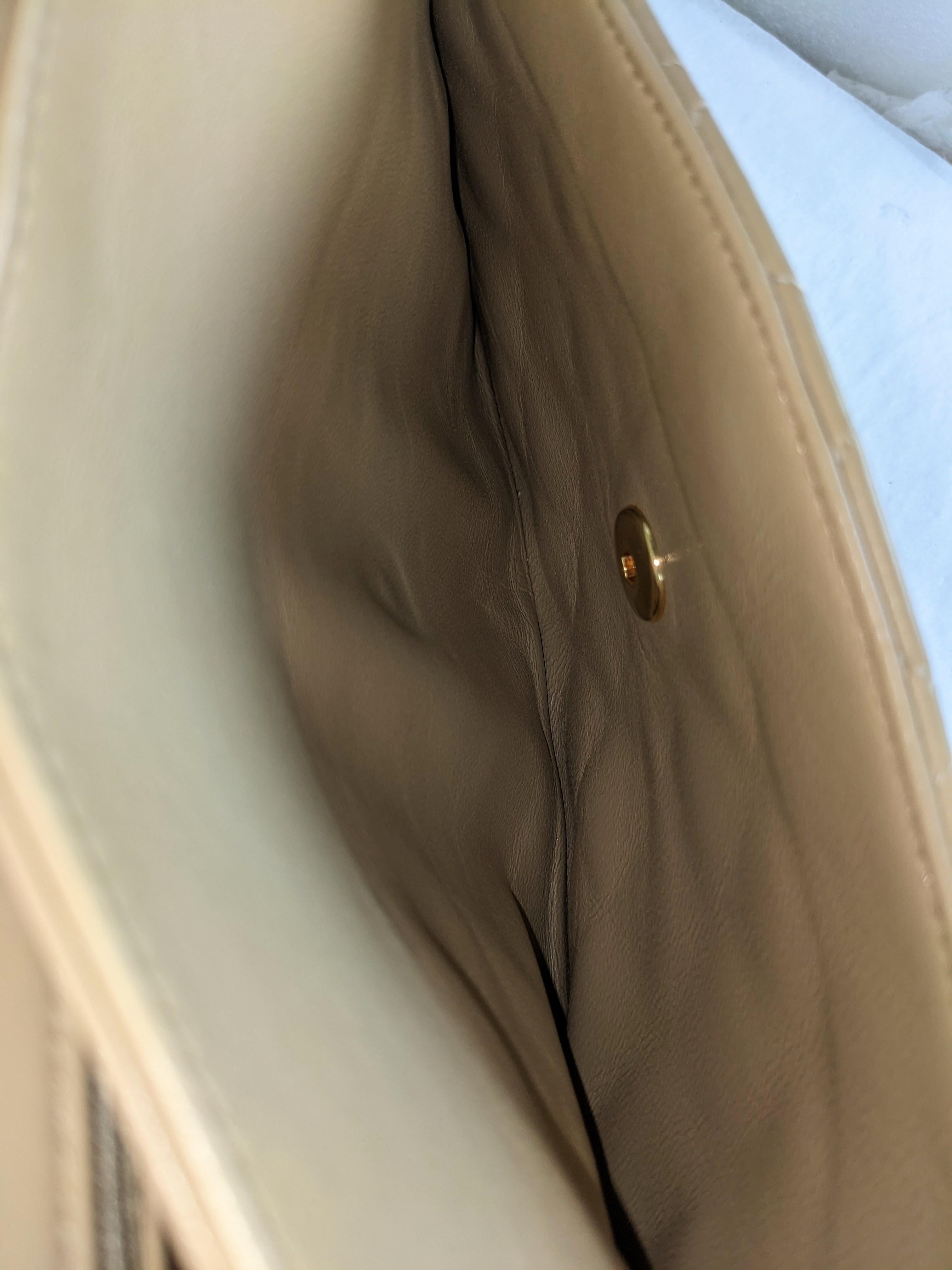 Chanel - Sac à rabat classique en nougat en vente 10