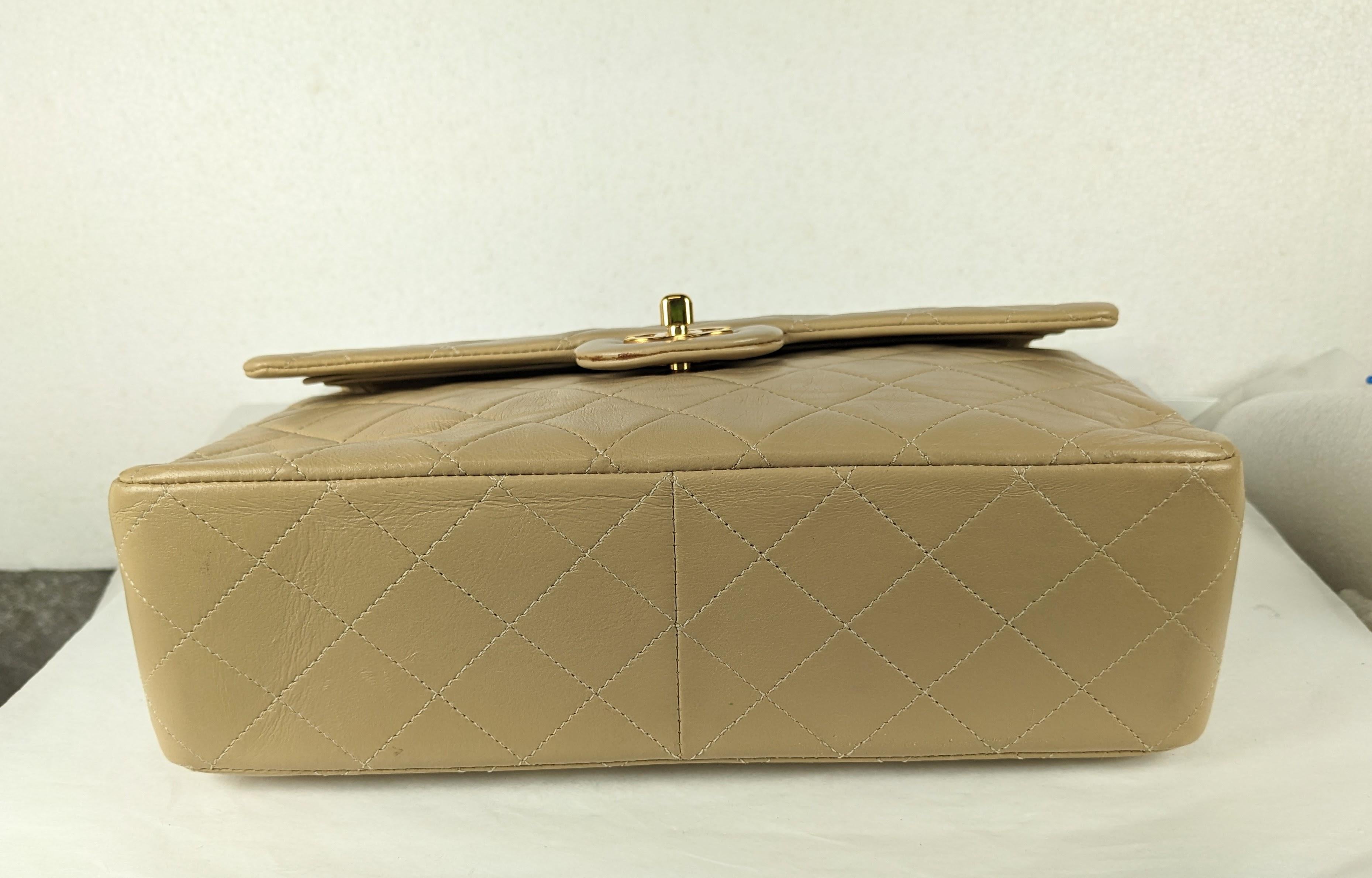 Chanel - Sac à rabat classique en nougat en vente 11