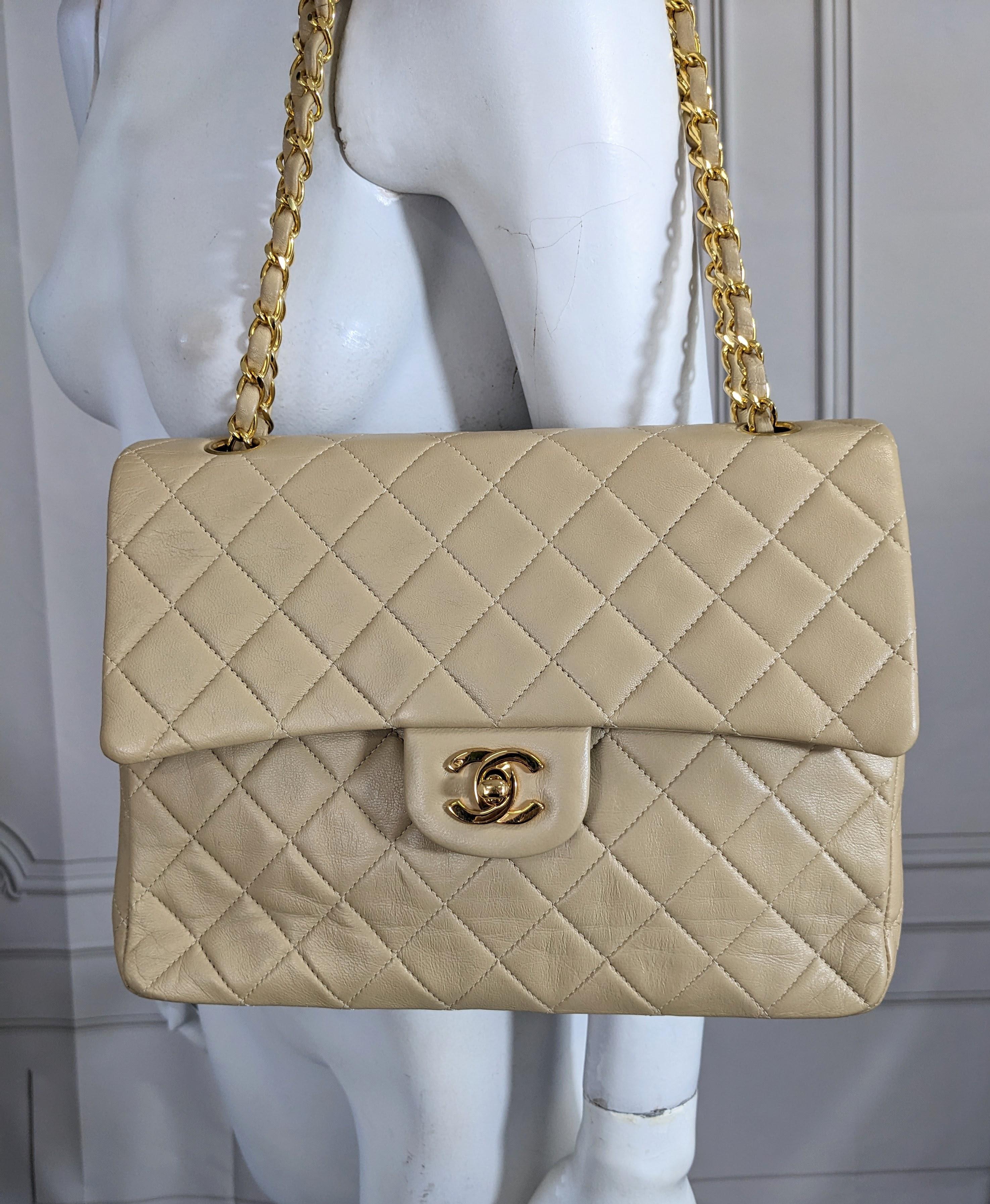Chanel - Sac à rabat classique en nougat en vente 12