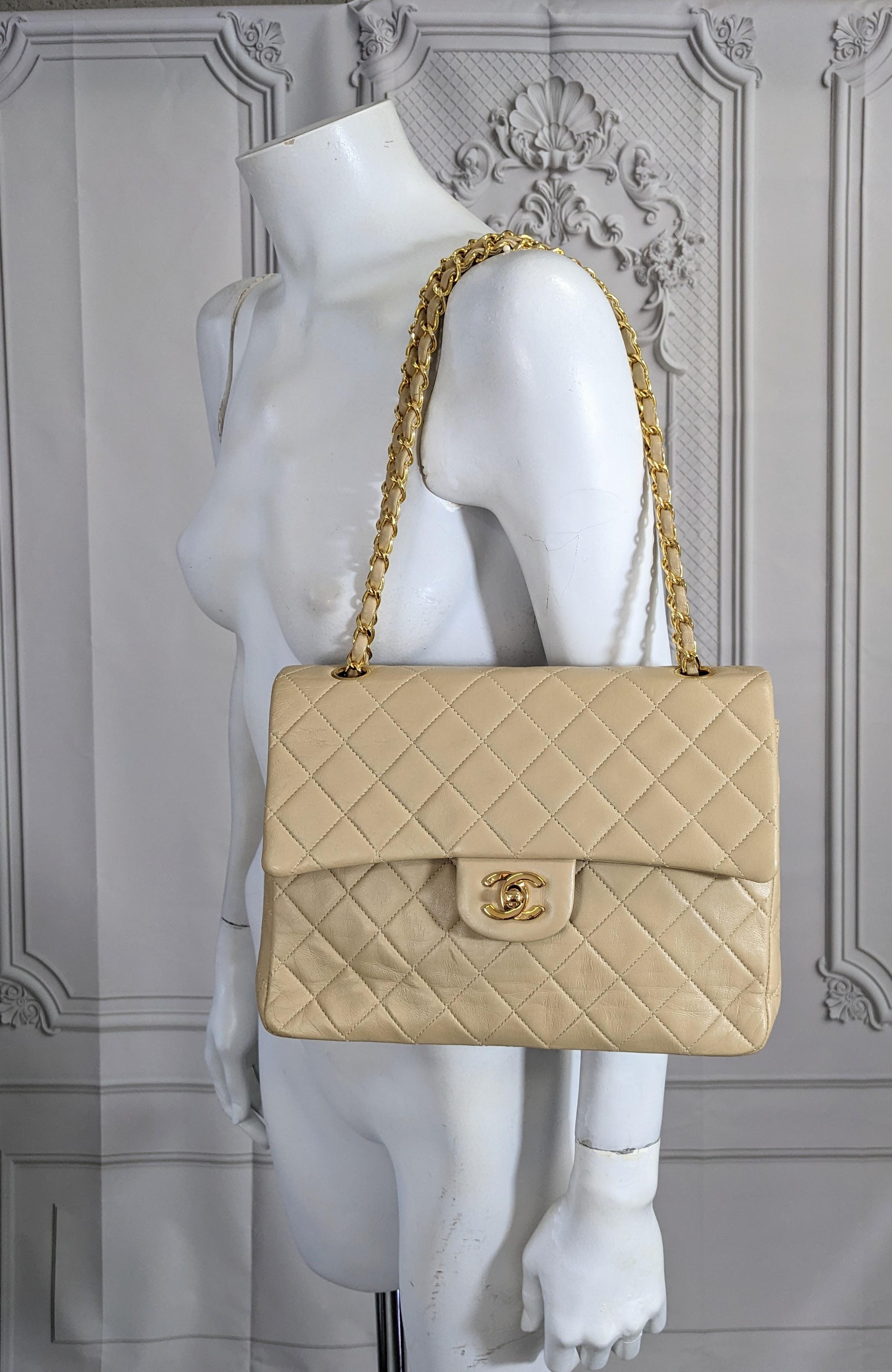 Chanel - Sac à rabat classique en nougat en vente 13