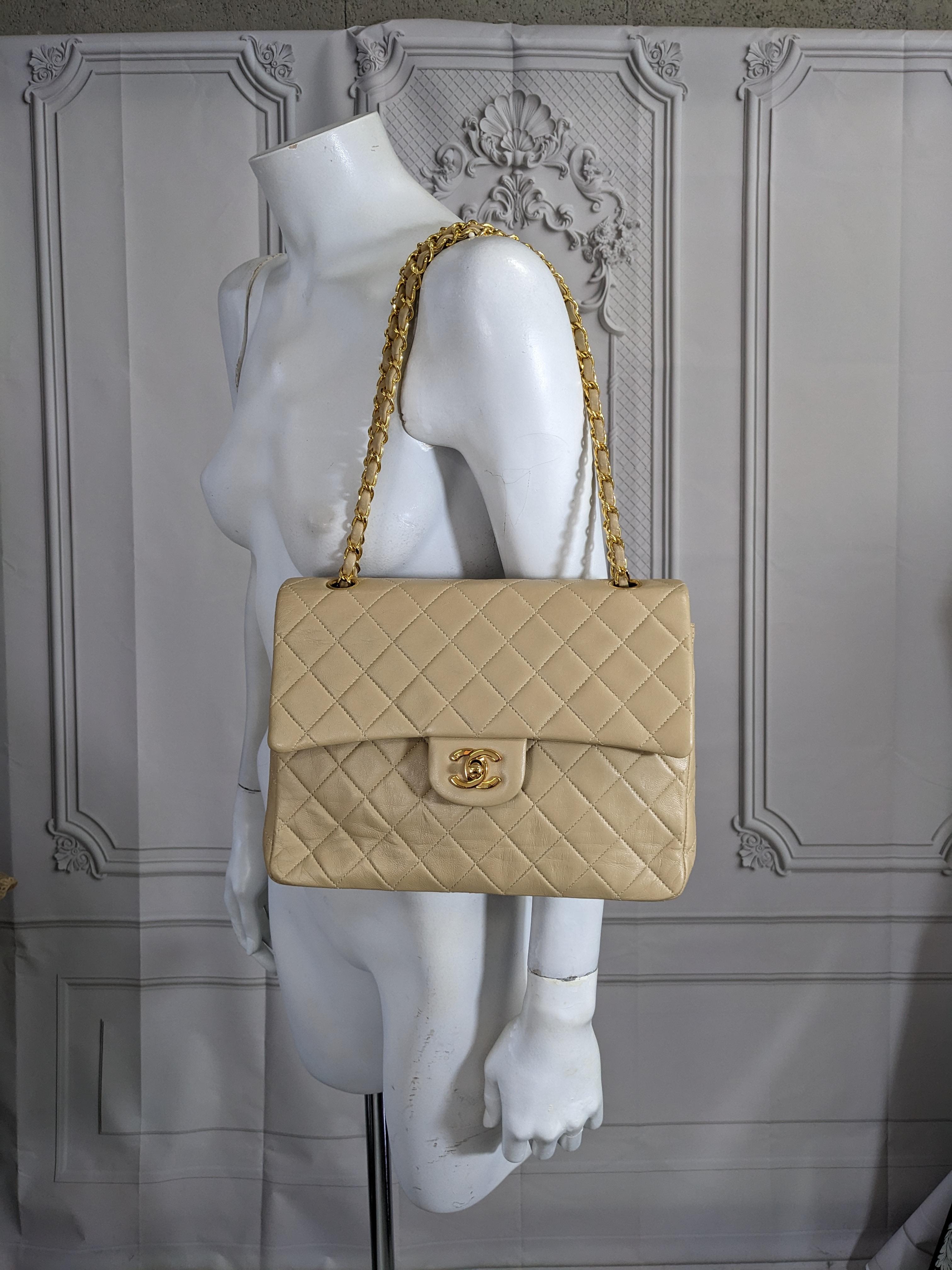 Chanel - Sac à rabat classique en nougat en vente 14