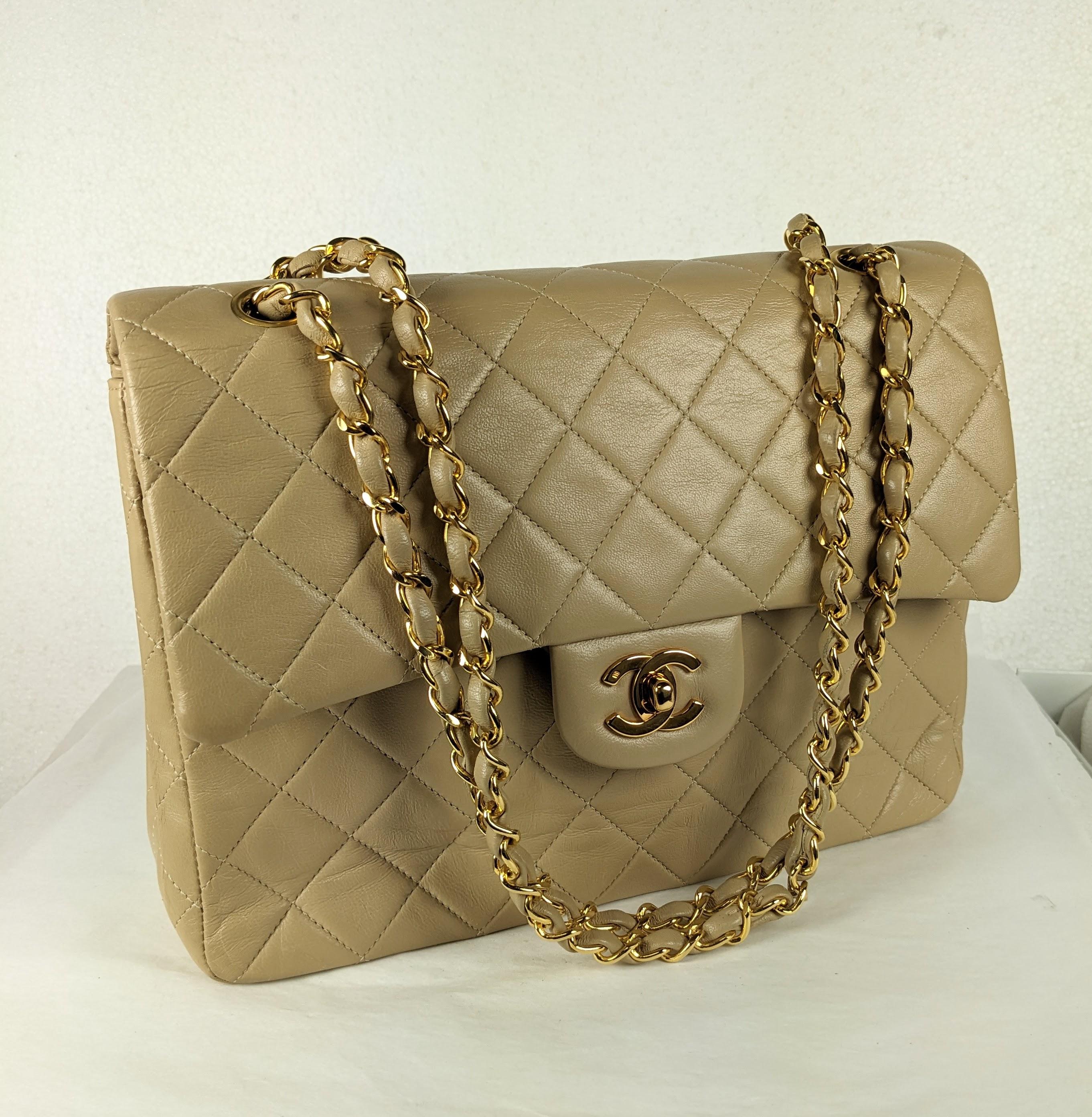 Sac à rabat classique de Chanel en veau nougatine des années 1990, orné de ferrures dorées à l'or fin. Un modèle antérieur plus carré en cuir de veau super doux. 
Longueur 10