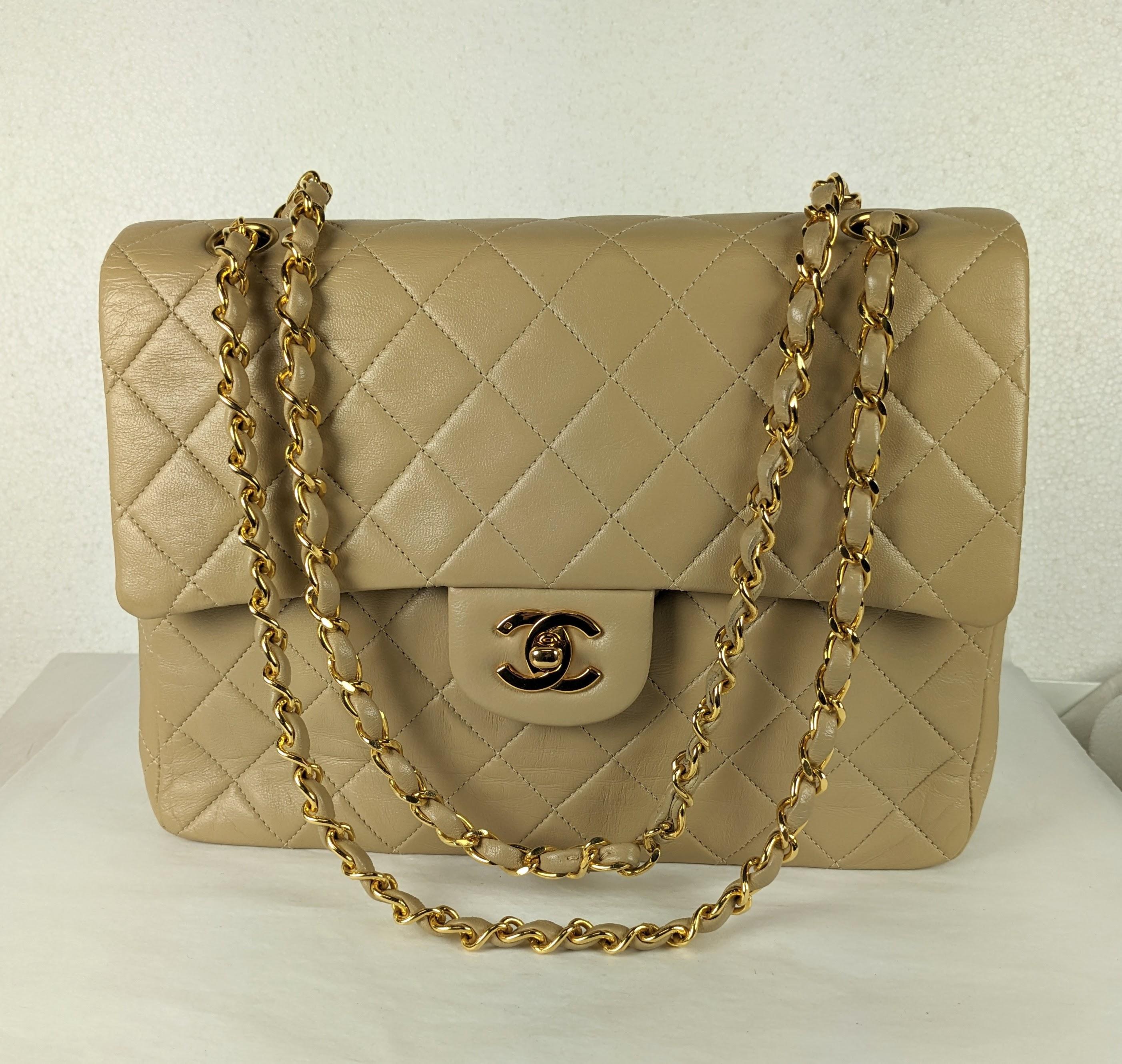 Marron Chanel - Sac à rabat classique en nougat en vente