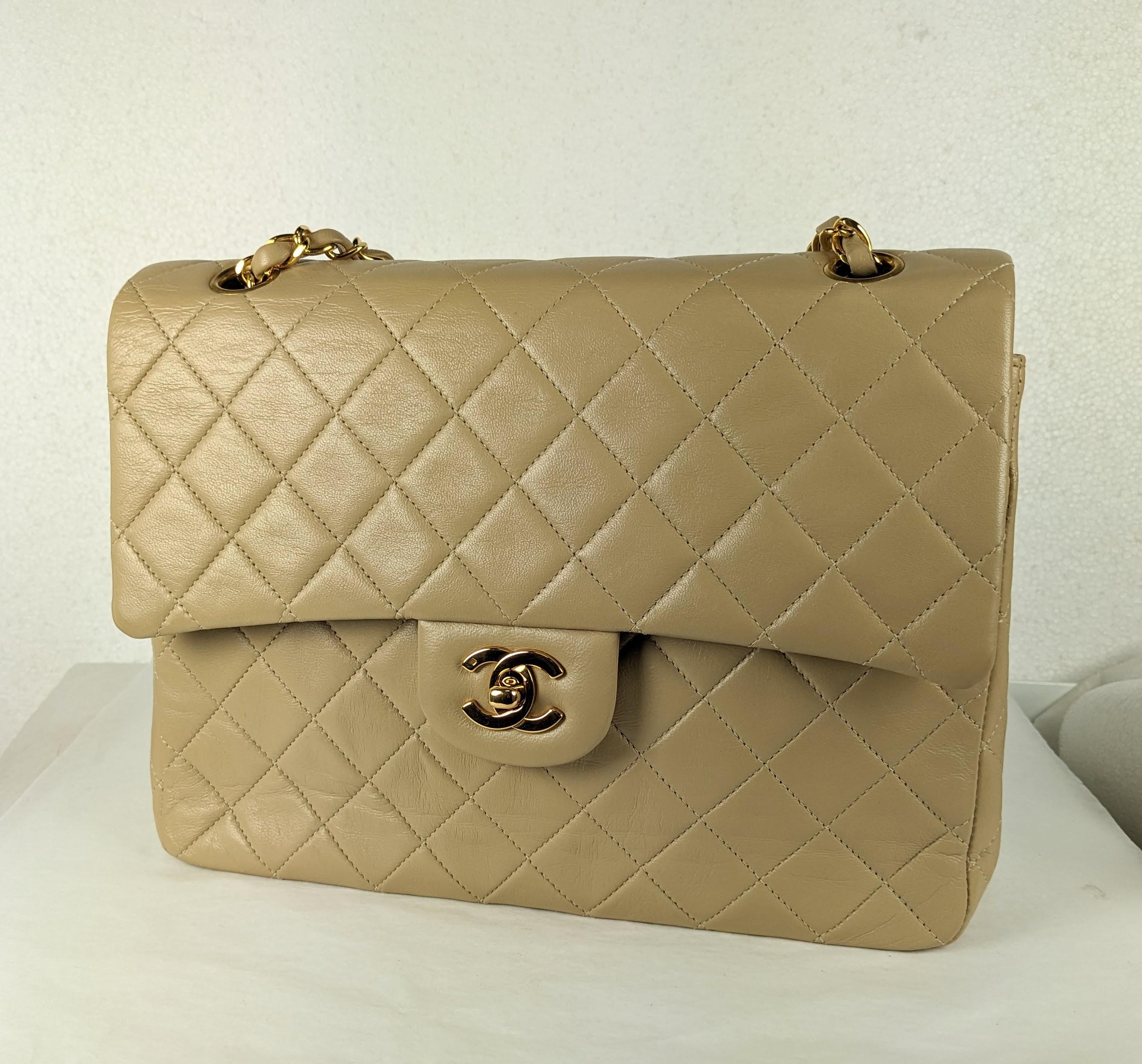 Chanel - Sac à rabat classique en nougat Excellent état - En vente à New York, NY