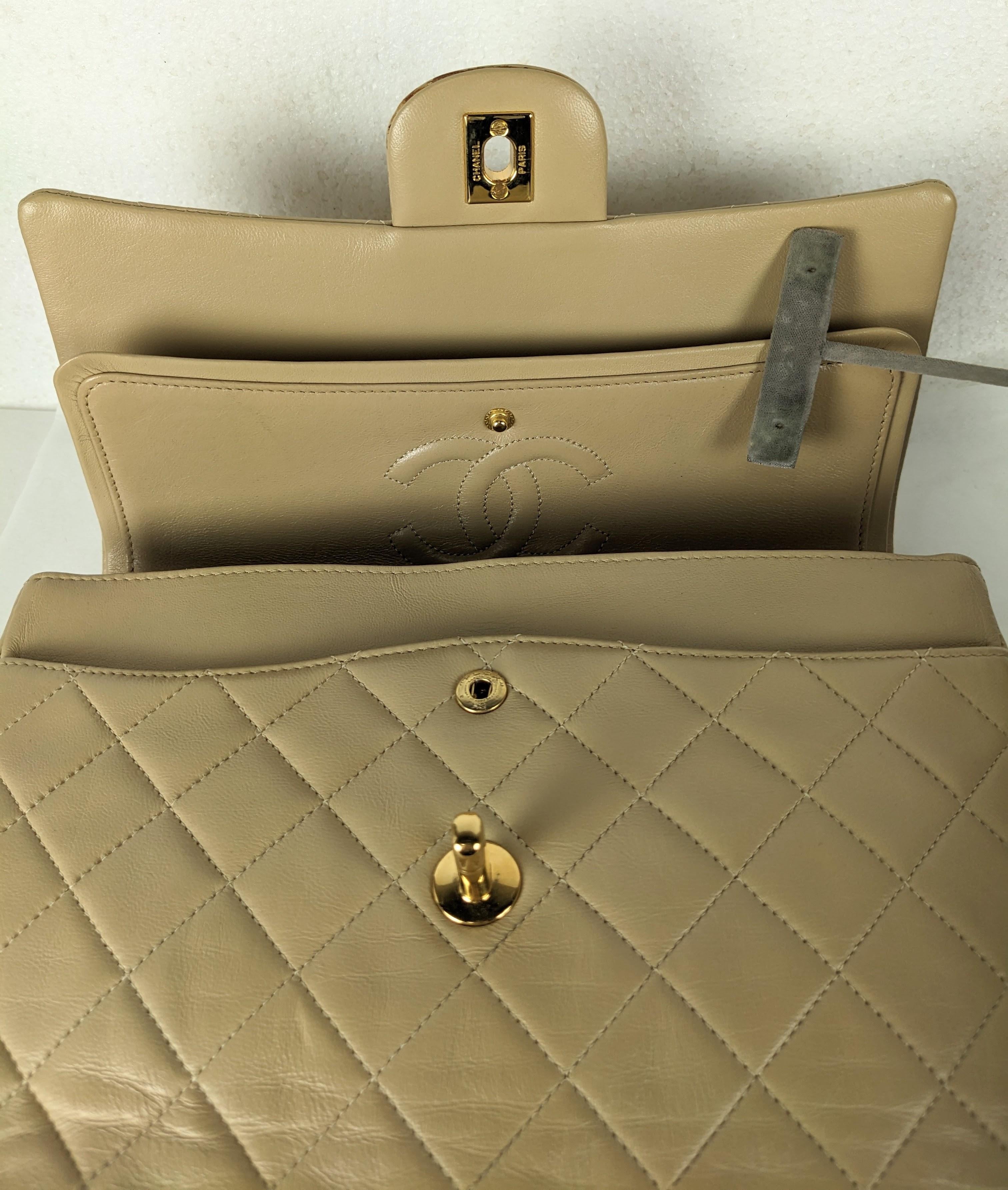 Chanel - Sac à rabat classique en nougat Unisexe en vente