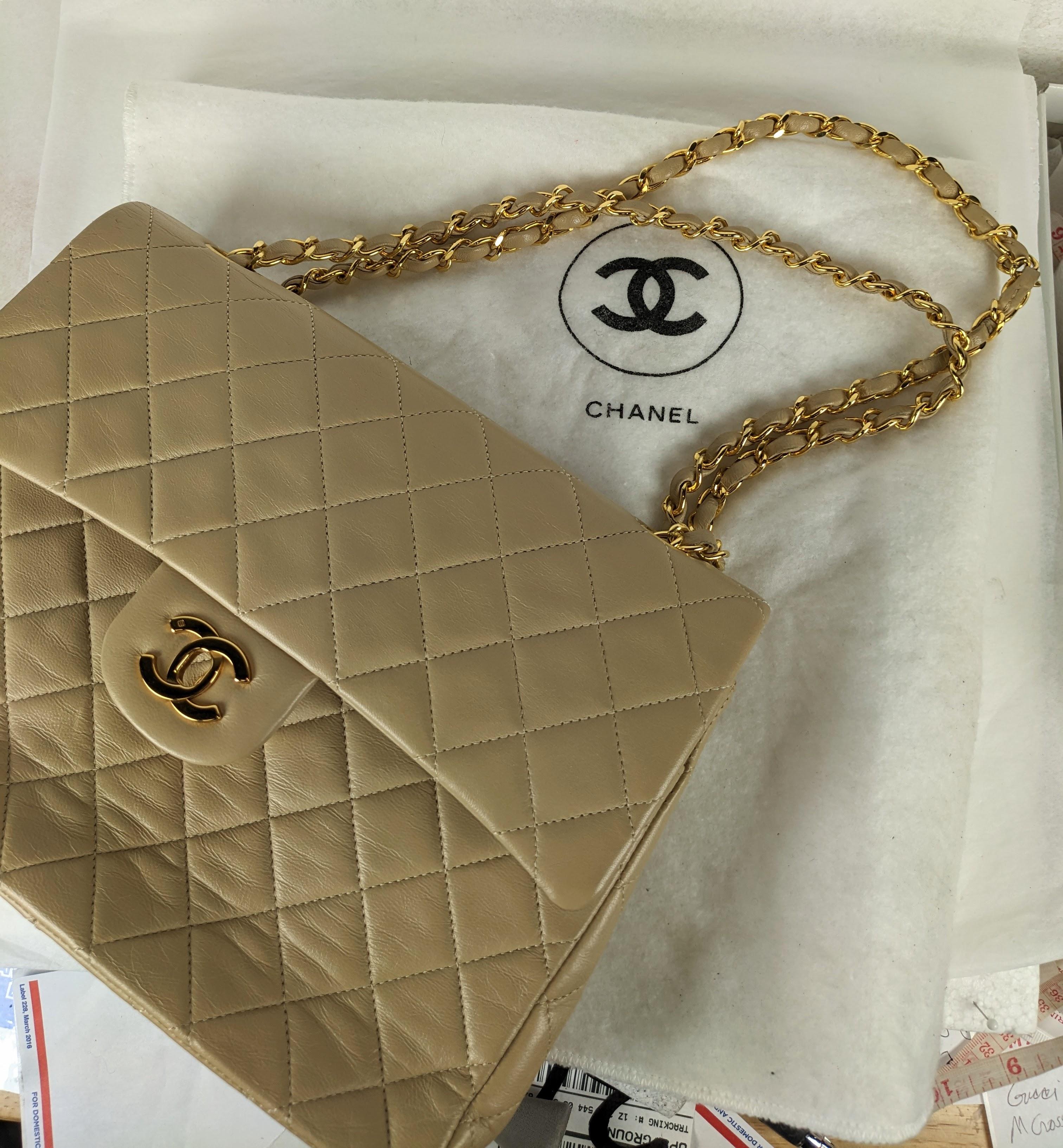 Chanel - Sac à rabat classique en nougat en vente 1