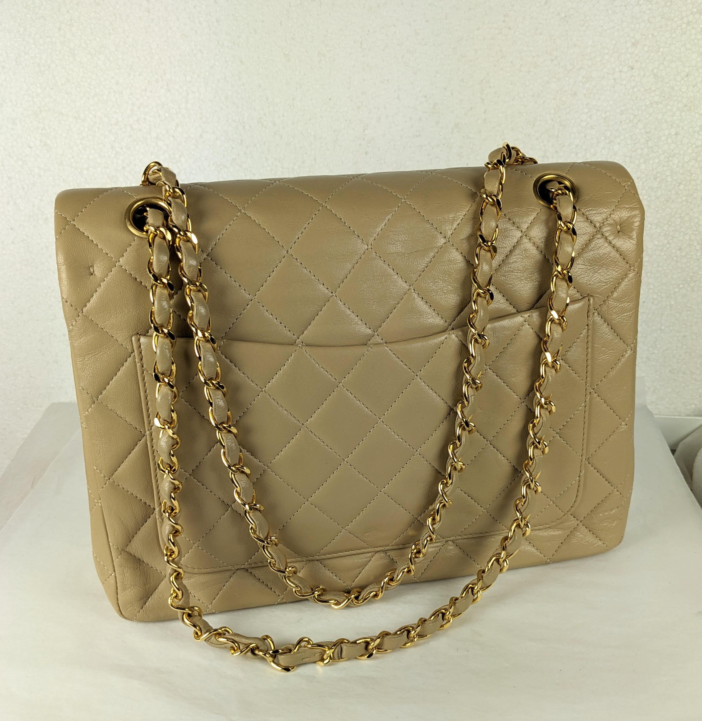 Chanel - Sac à rabat classique en nougat en vente 2