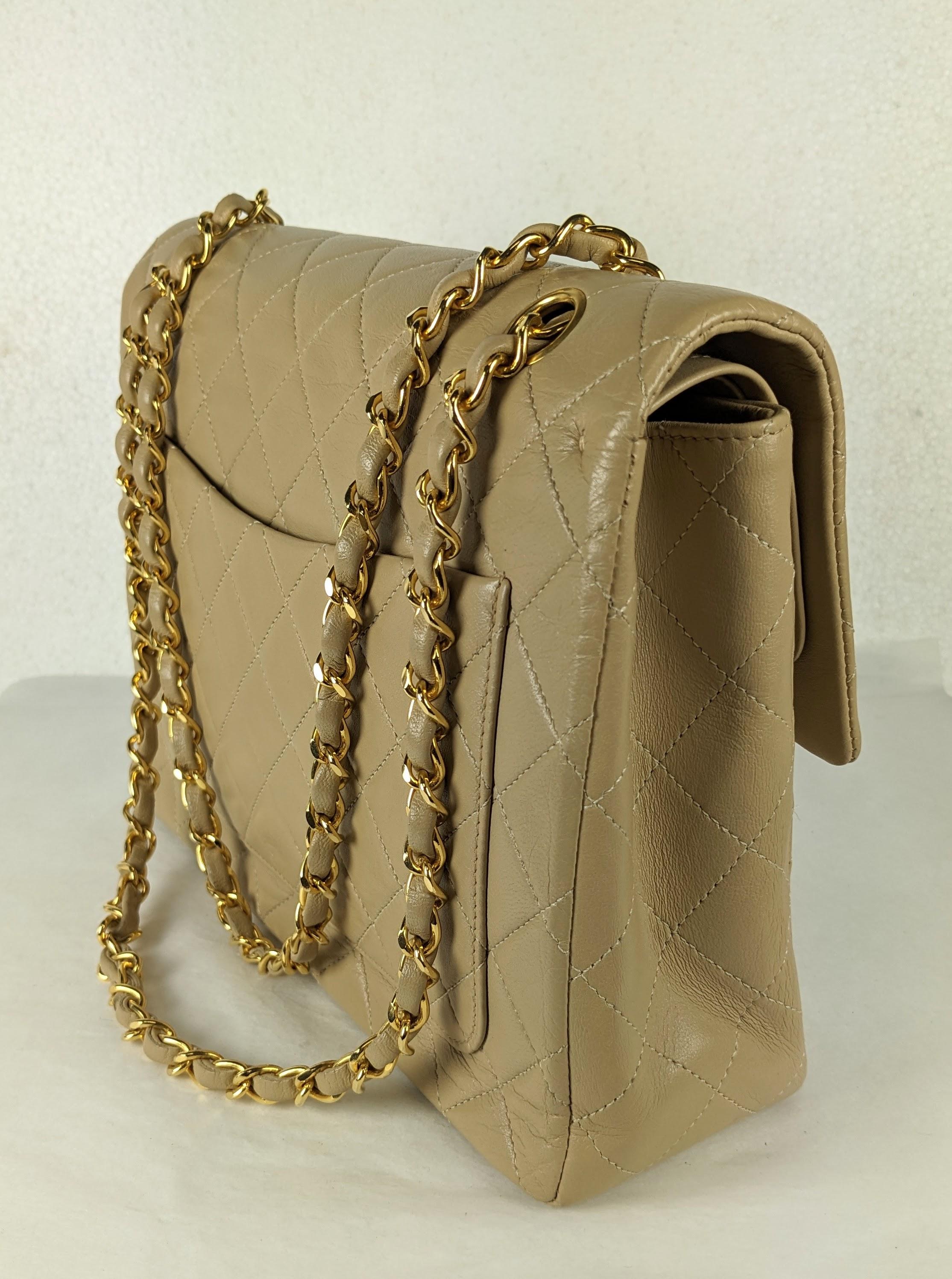 Chanel - Sac à rabat classique en nougat en vente 3