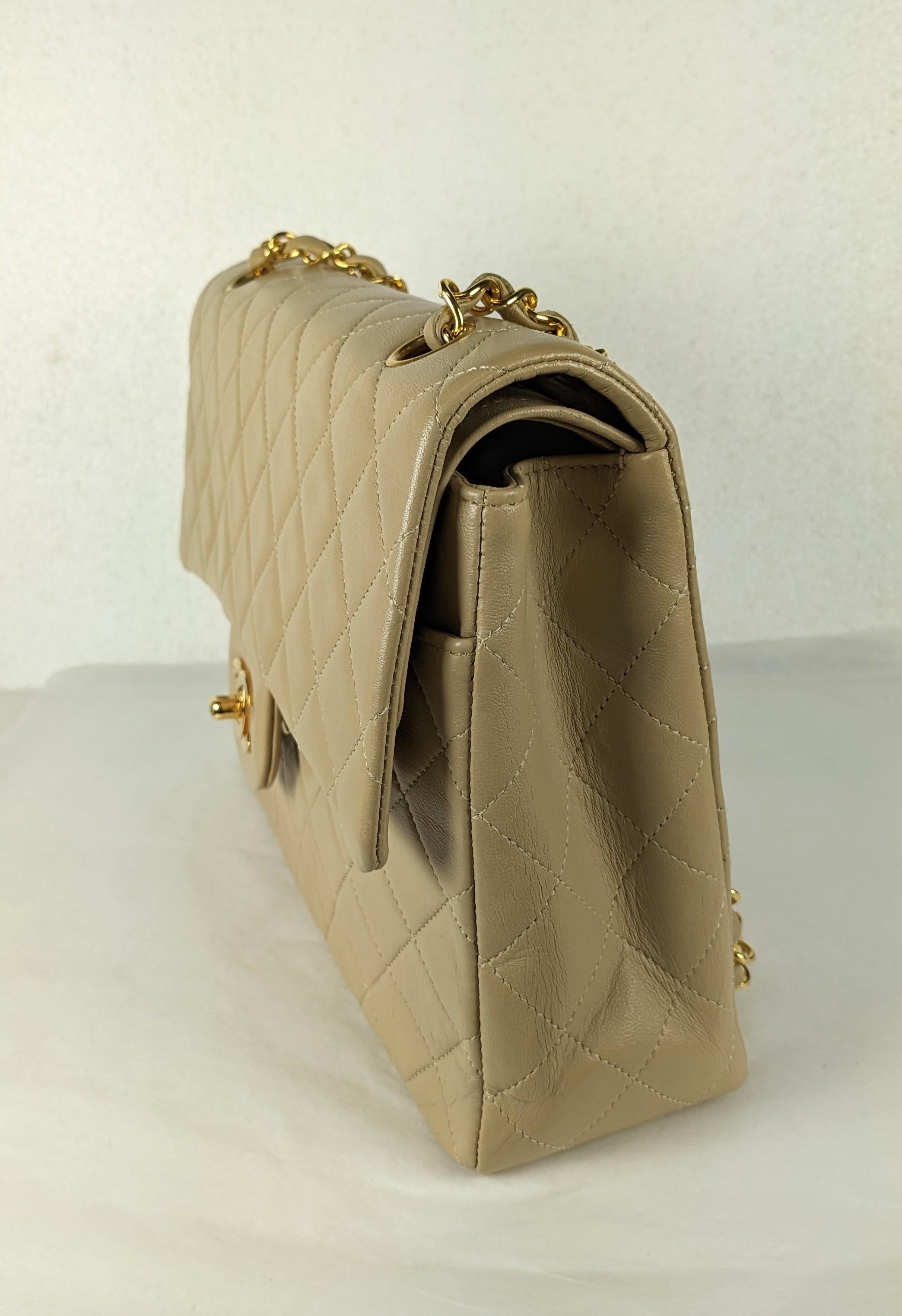 Chanel - Sac à rabat classique en nougat en vente 4