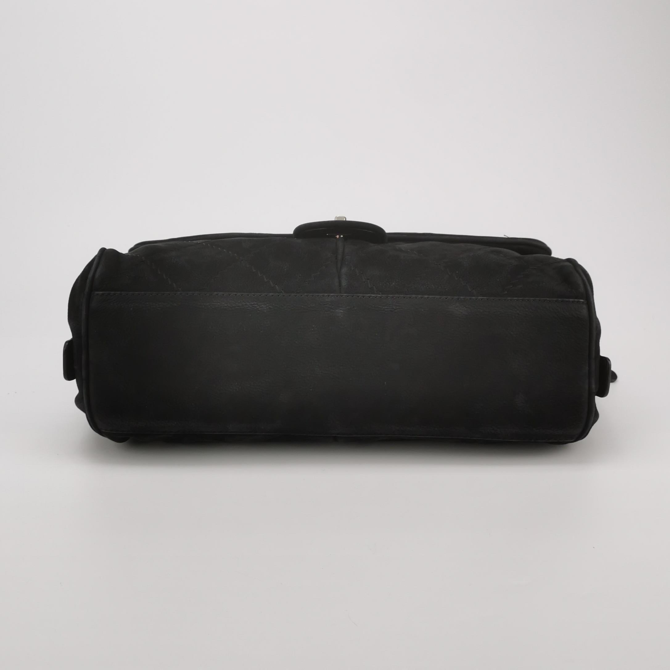 Chanel Nubuk Wildleder Darjeeling Flap Tasche Ultimate Stitch Schwarz Jumbo Tasche im Zustand „Gut“ im Angebot in AUBERVILLIERS, FR