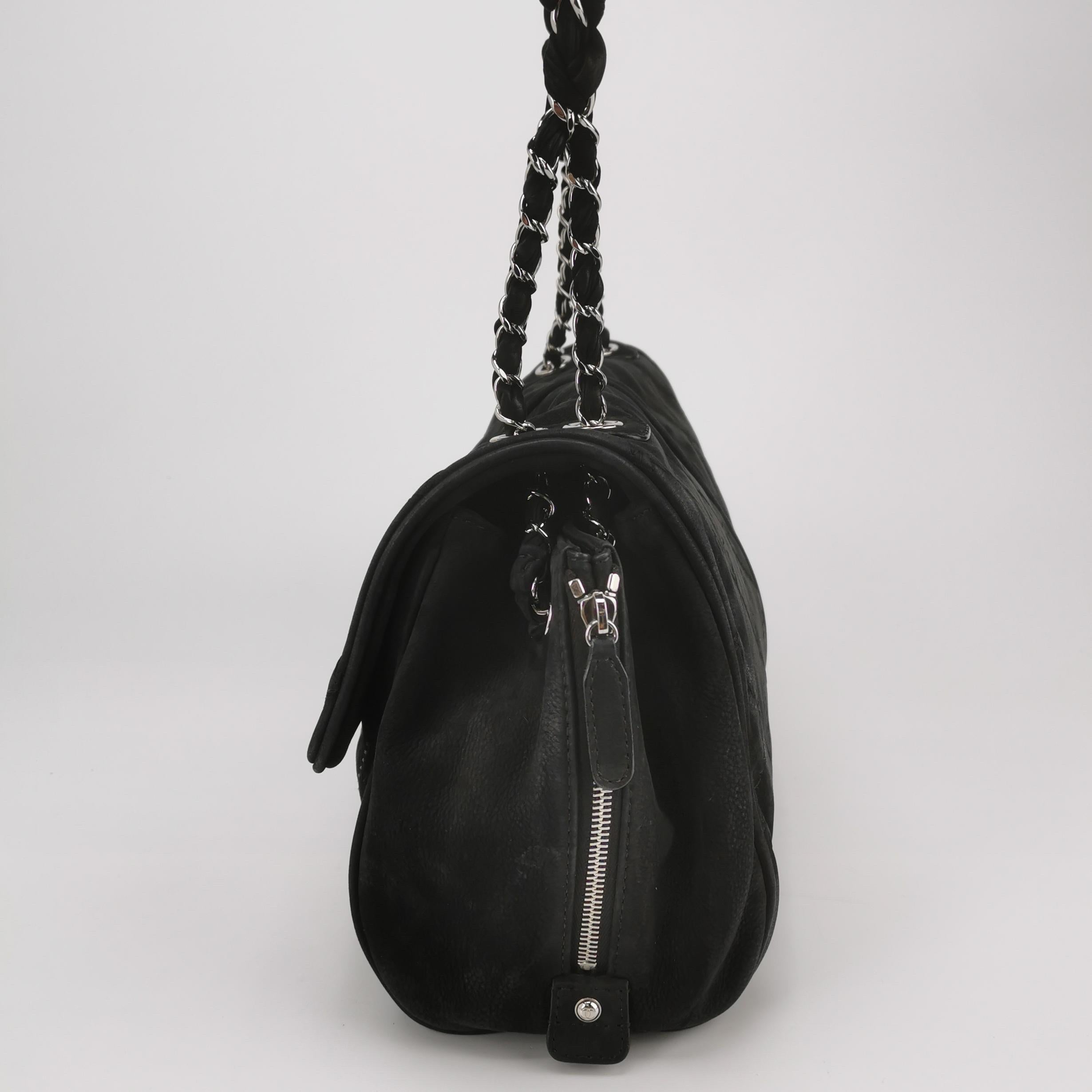 Chanel Nubuk Wildleder Darjeeling Flap Tasche Ultimate Stitch Schwarz Jumbo Tasche im Angebot 1