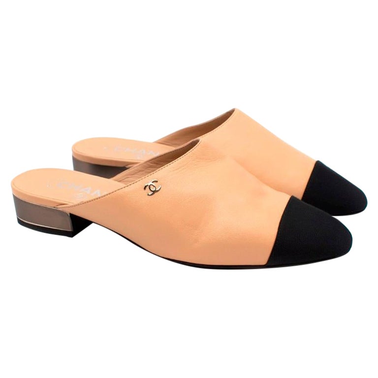 Chanel Mules à bouts ouverts en cuir gros grain beige nude en vente