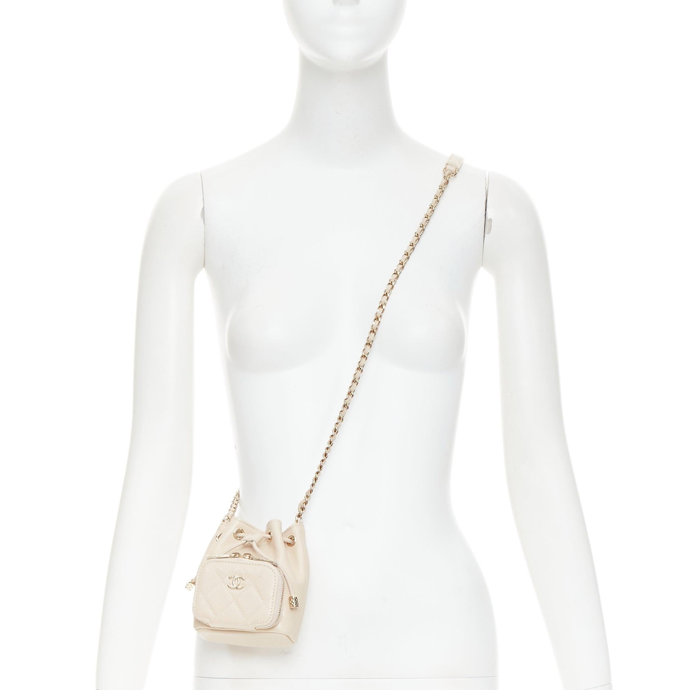 CHANEL nackt Kaviar Leder gesteppt CC Tasche Eimer Crossbody Kette Tasche
Referenz: AAWC/A01588
Marke: Chanel
Designer: Virginie Viard
MATERIAL: Leder
Farbe: Nackt, Gold
Muster: Solide
Verschluss: Kordelzug
Innenfutter: Nackter Stoff
Zusätzliche