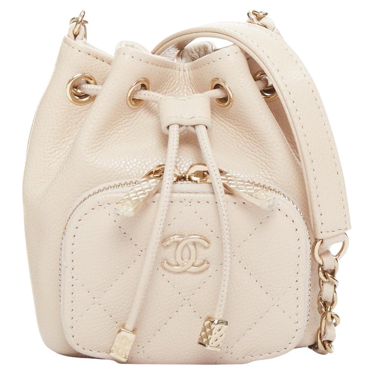CHANEL bolso crossbody de bolsillo CC acolchado en piel de caviar nude con cadena
