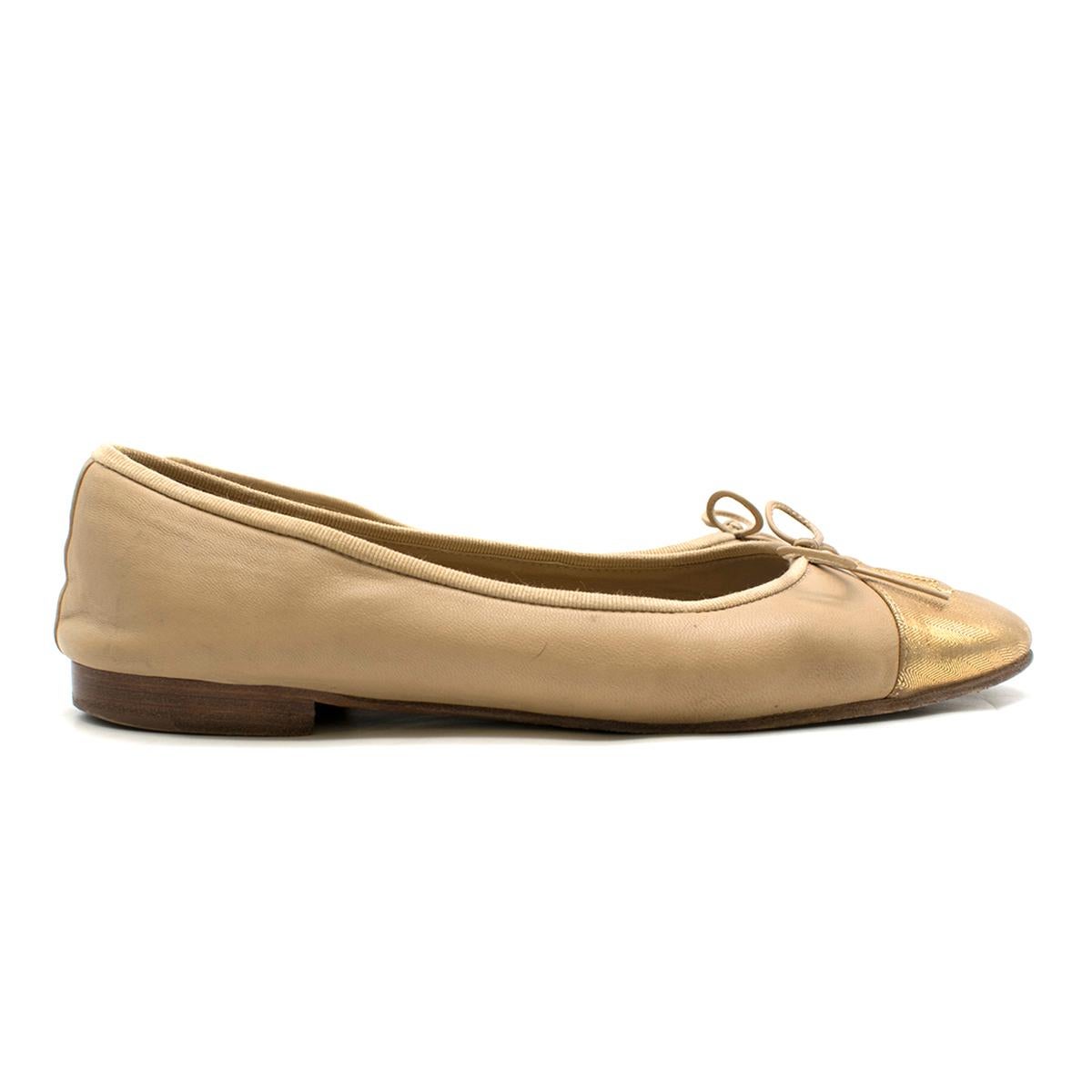Chanel Nude & Gold Cap Toe Ballet Flats

-Nude leather flats
-Gold toned toe caps with logo embroidery
-Bow detailing

Please note, these items are pre-owned and may show signs of being stored even when unworn and unused. This is reflected within