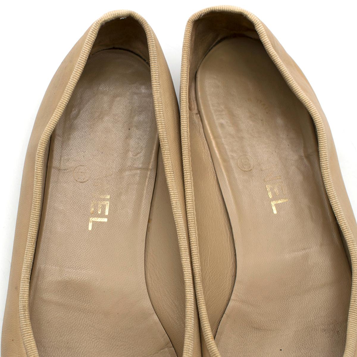 Chanel Nude & Gold Cap Toe Ballet Flats US 10 In Good Condition For Sale In London, GB