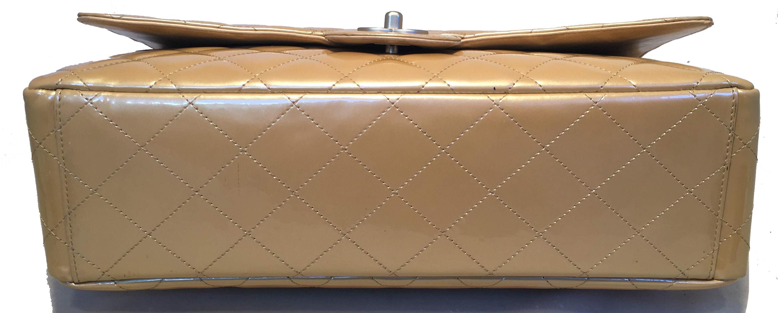 Chanel Nude Gold Pearlized Patent Leather Maxi Classic Flap Shoulder bag In Excellent Condition In Philadelphia, PA