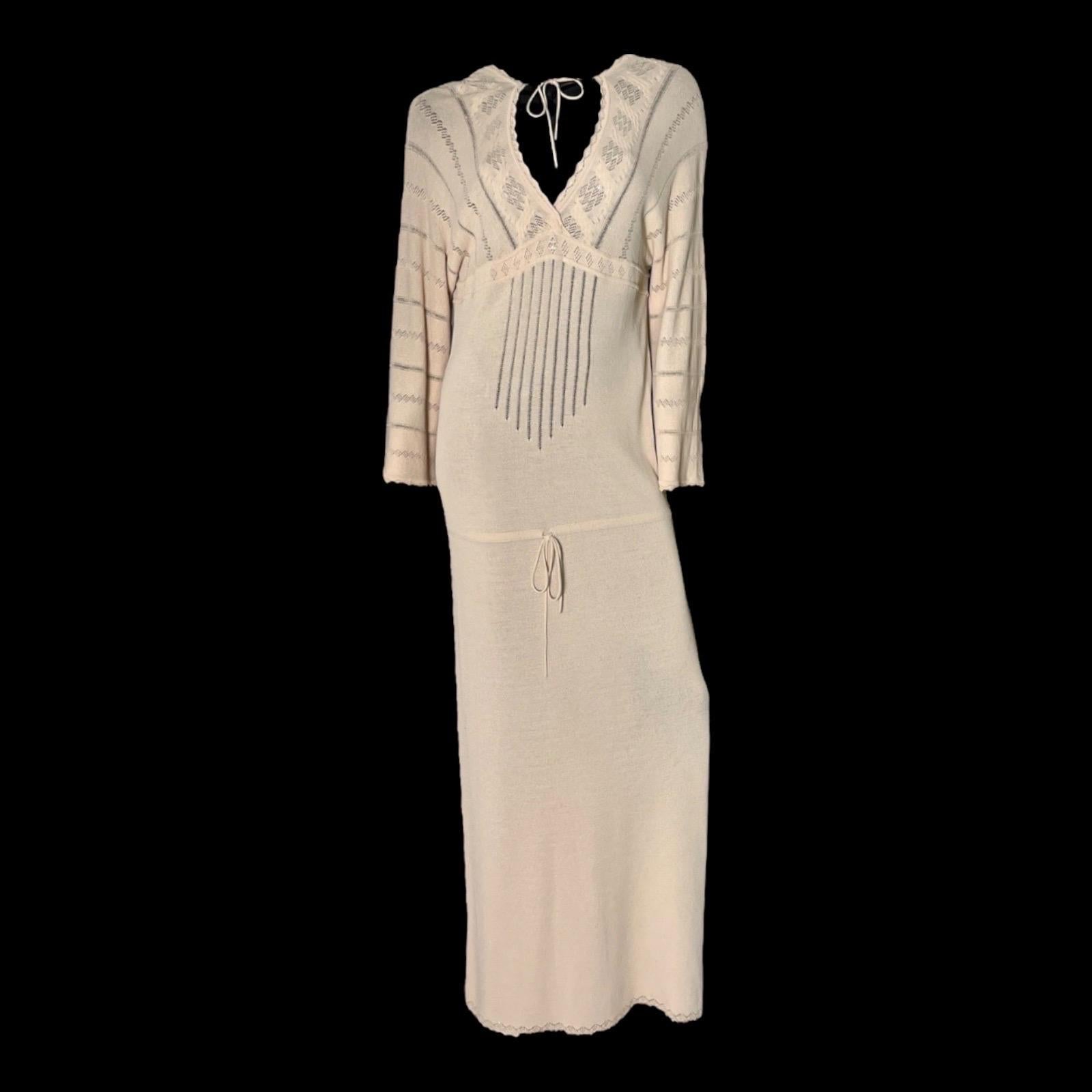 Stunning CHANEL maxi kaftan tunic dress
Knitted with beautiful details
CC logo plate in pink-gold color in front
So versatile - Wear it over your favourite bikini or swimsuit for a cool summer look or dress up for a night out
V-neck with adjustable