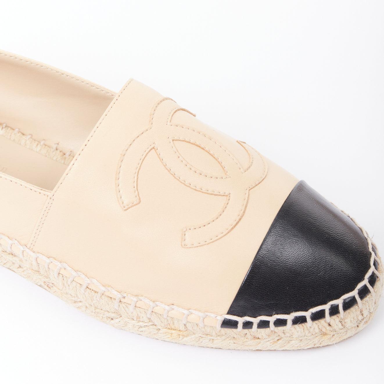 CHANEL nude lamb leather CC logo black toe cap beige espadrille shoes EU38 en vente 2