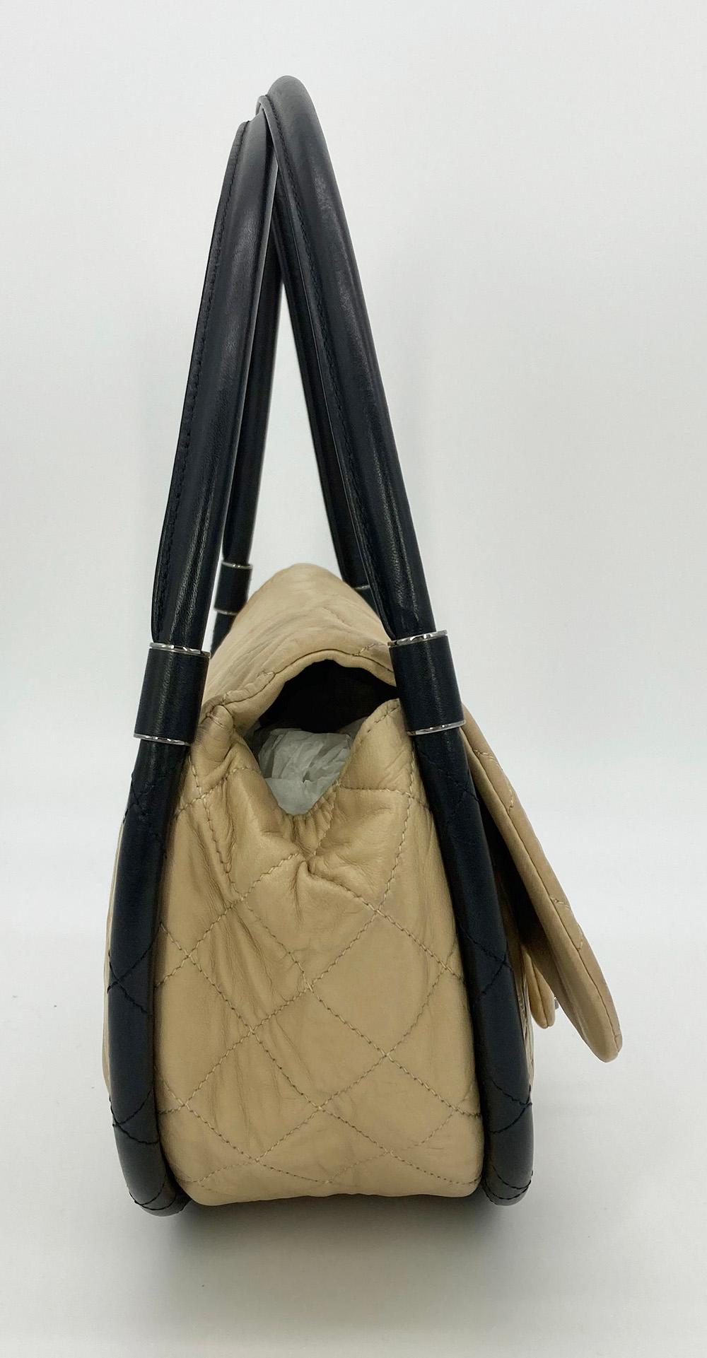Sac Hula Hoop en cuir d'agneau nu de Chanel en excellent état. Rare design hula hoop du défilé du printemps 2012. Corps en peau d'agneau matelassée nude avec doubles poignées en peau d'agneau noire et quincaillerie argentée. La fermeture à torsion
