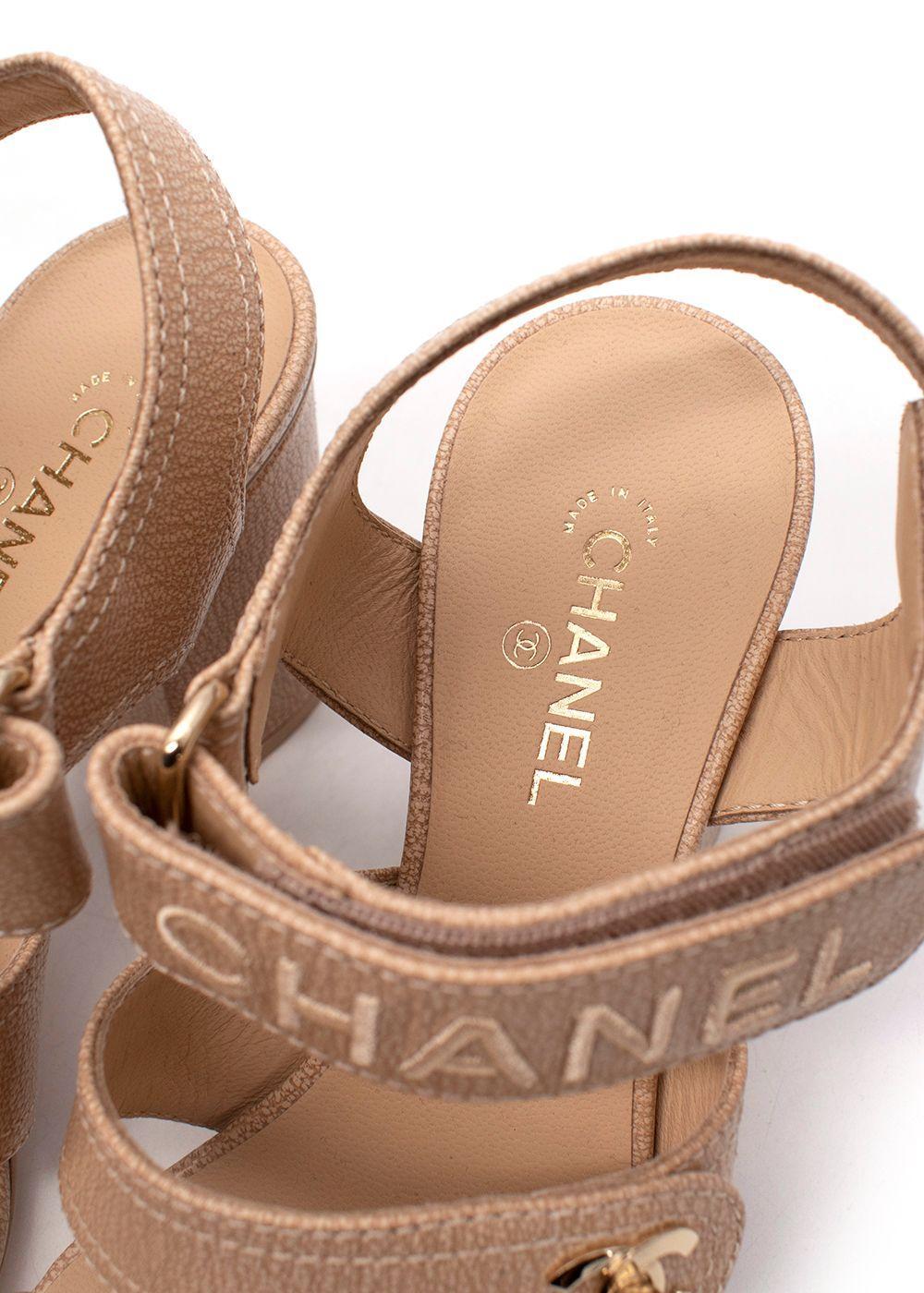 Chanel Nudefarbene Sandalen aus Leder mit CC-Kragenriemen und Blockabsatz Damen im Angebot