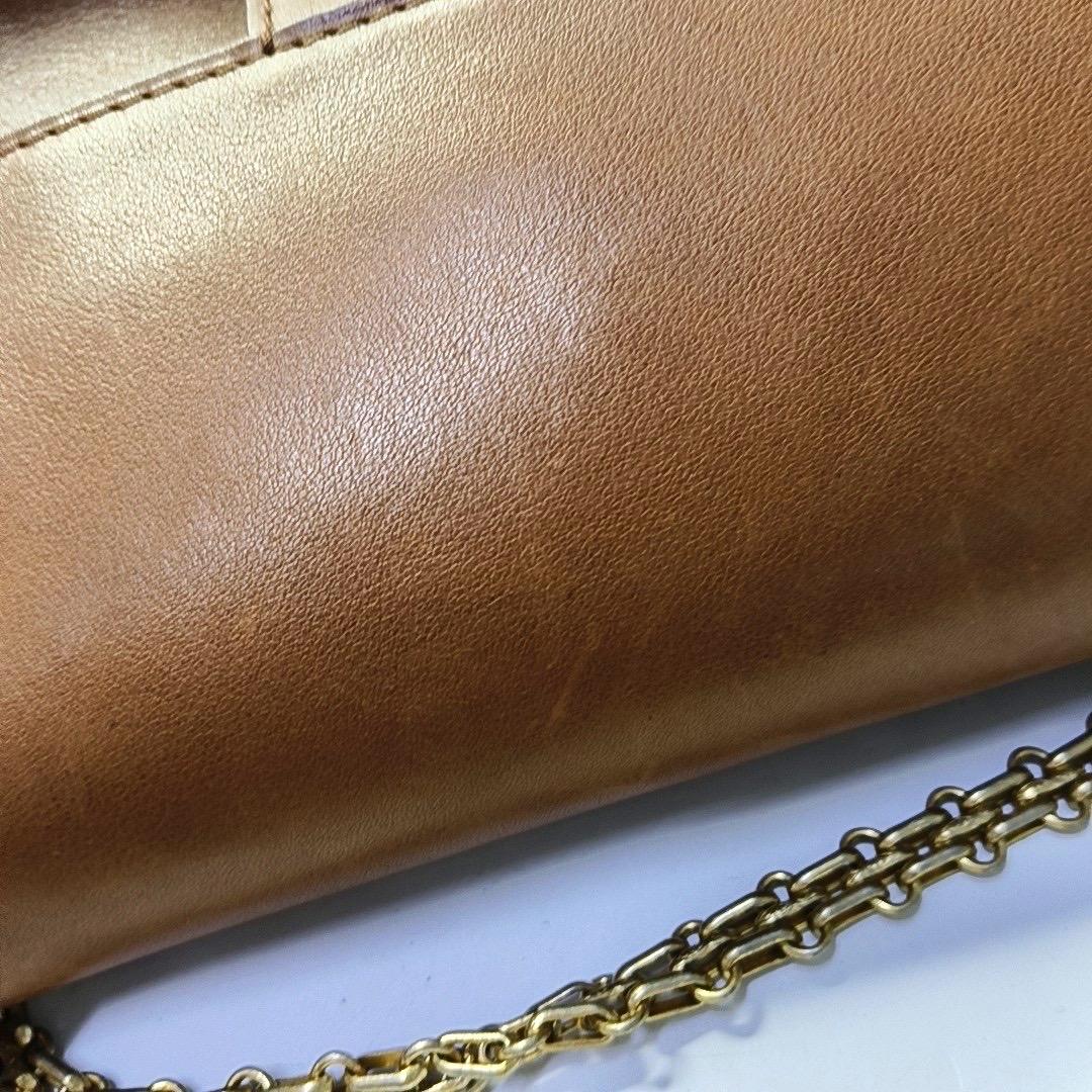 Chanel - Medallion 2.55 Reissue - Sac à double rabat en cuir de veau Brown - Chaîne en or 201 en vente 5