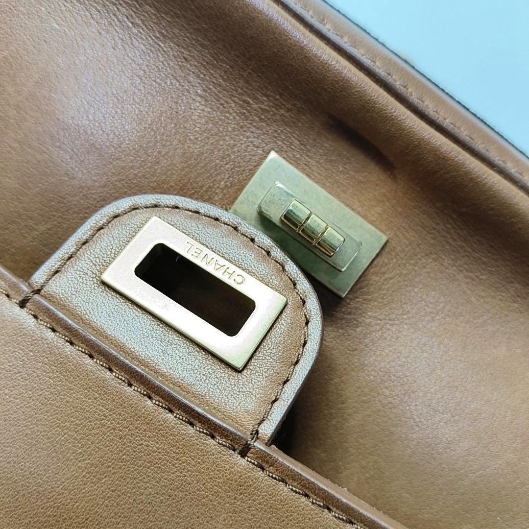 Chanel - Medallion 2.55 Reissue - Sac à double rabat en cuir de veau Brown - Chaîne en or 201 en vente 6