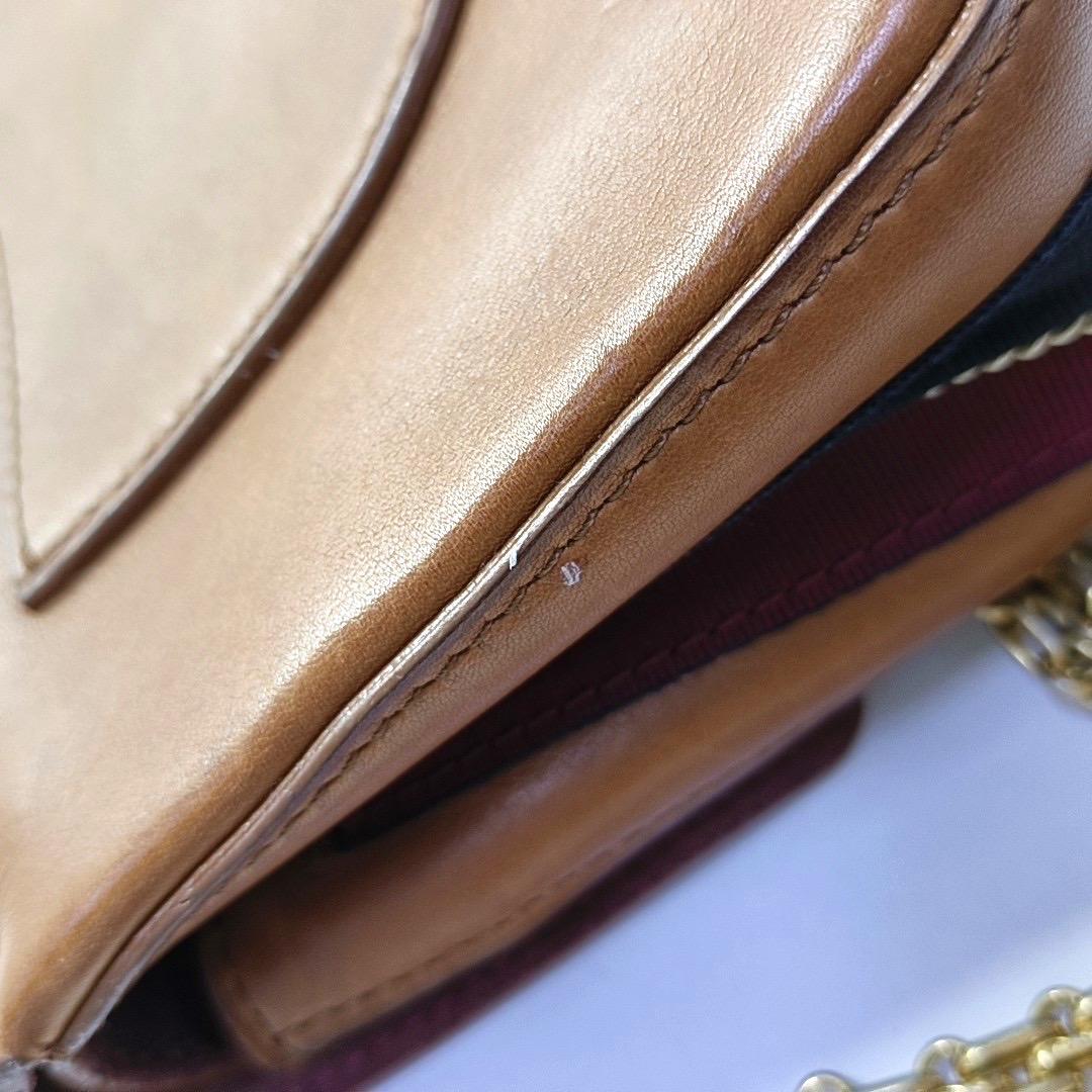 Chanel - Medallion 2.55 Reissue - Sac à double rabat en cuir de veau Brown - Chaîne en or 201 en vente 7