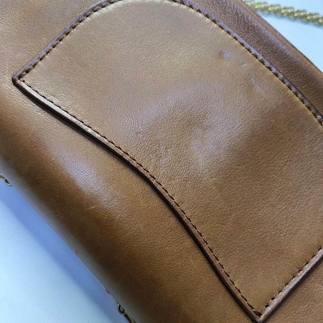 Chanel - Medallion 2.55 Reissue - Sac à double rabat en cuir de veau Brown - Chaîne en or 201 en vente 8
