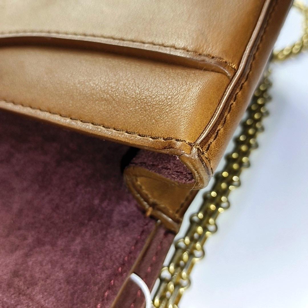 Chanel - Medallion 2.55 Reissue - Sac à double rabat en cuir de veau Brown - Chaîne en or 201 en vente 9