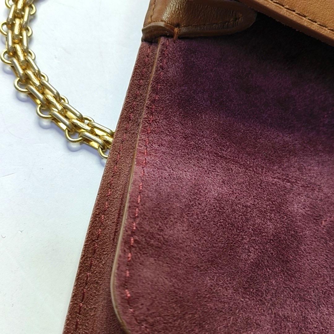 Chanel - Medallion 2.55 Reissue - Sac à double rabat en cuir de veau Brown - Chaîne en or 201 en vente 10