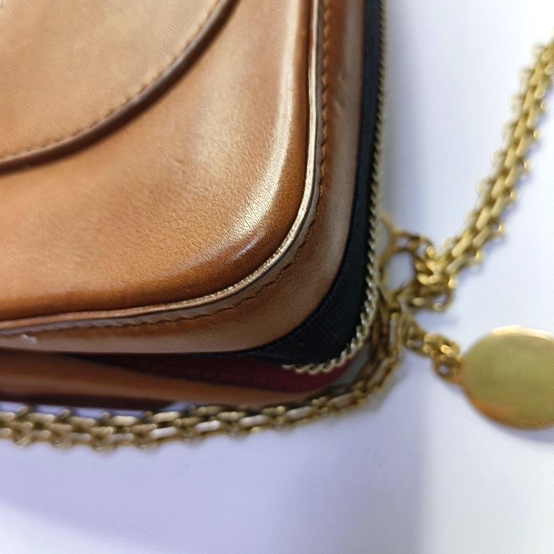 Chanel - Medallion 2.55 Reissue - Sac à double rabat en cuir de veau Brown - Chaîne en or 201 en vente 11
