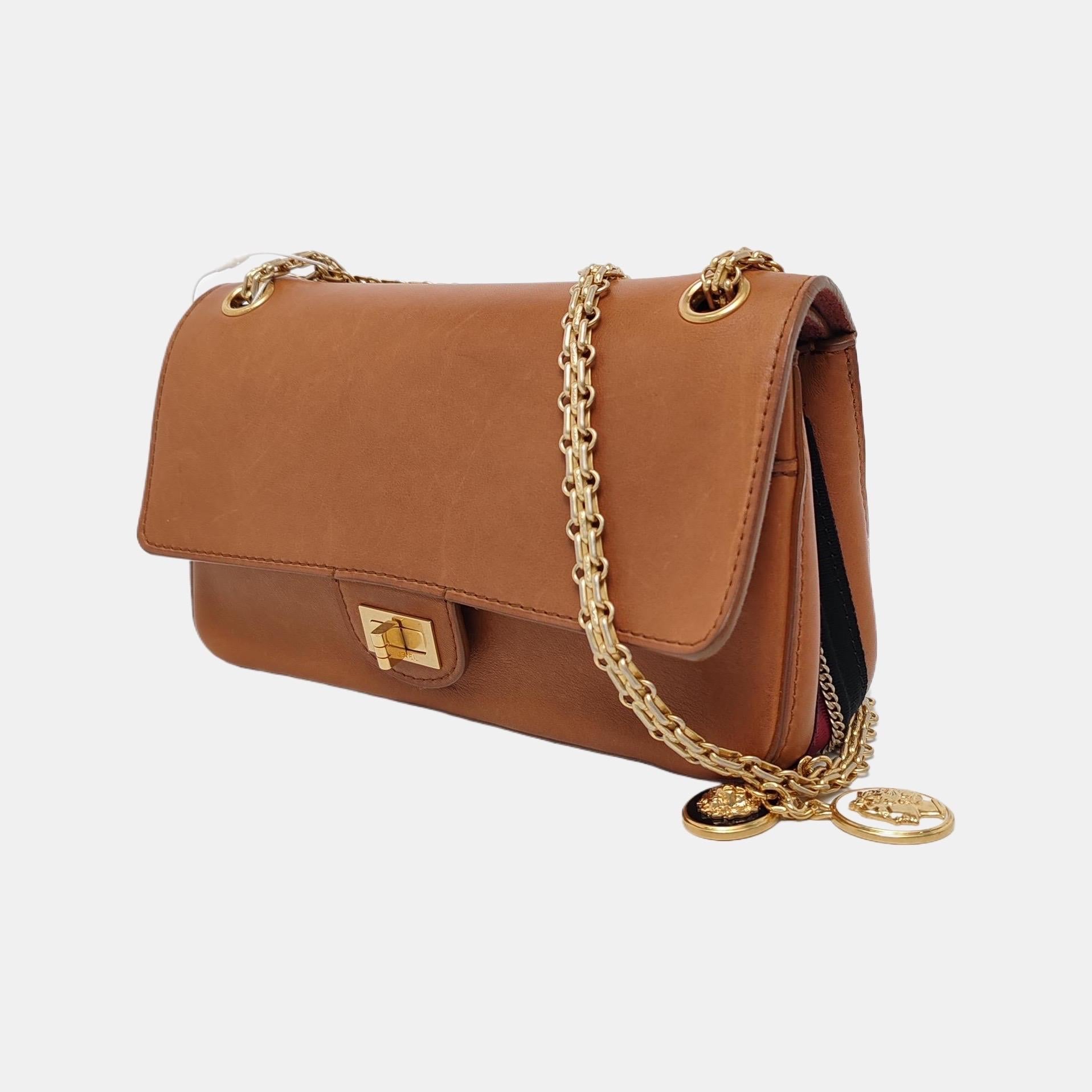 Marron Chanel - Medallion 2.55 Reissue - Sac à double rabat en cuir de veau Brown - Chaîne en or 201 en vente
