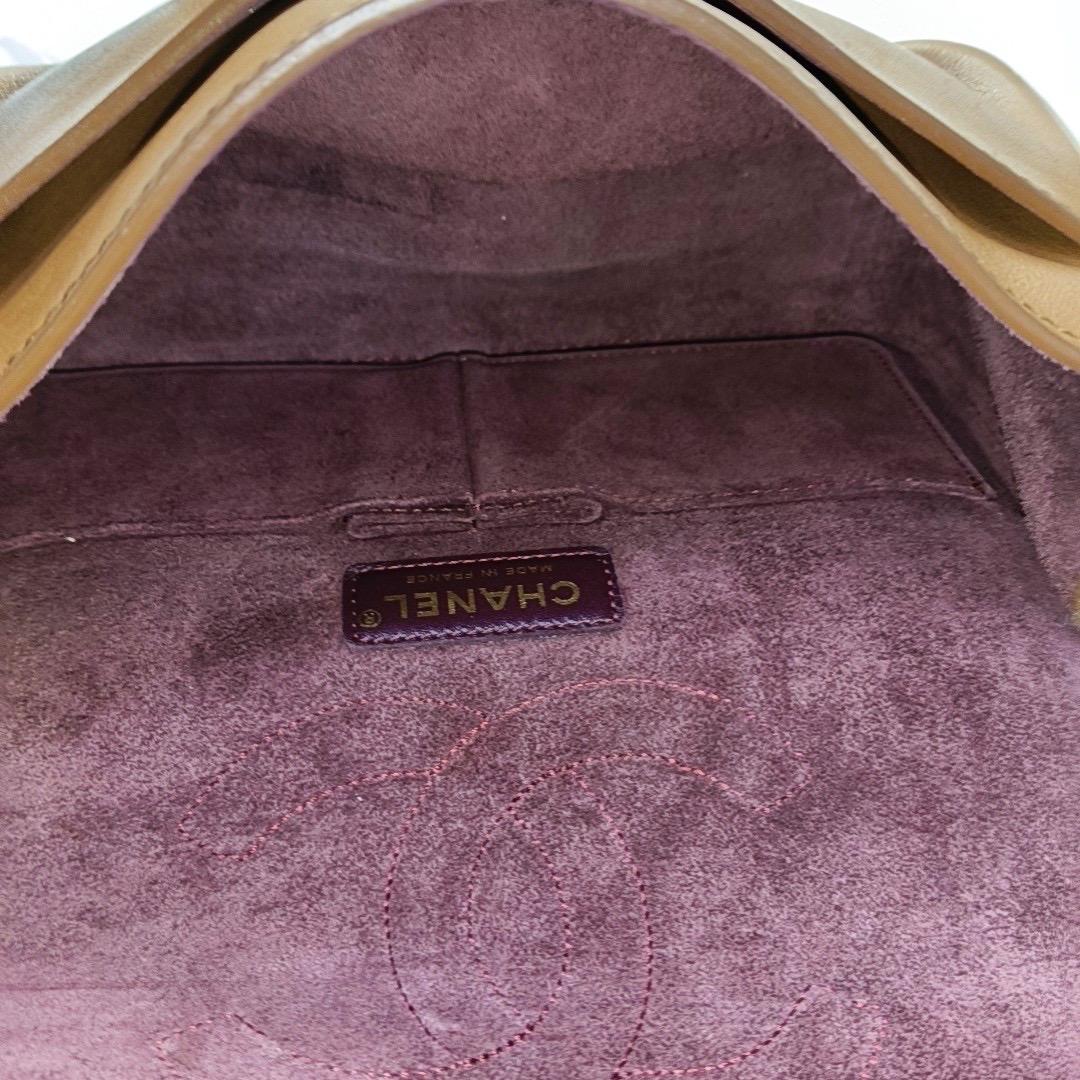 Chanel - Medallion 2.55 Reissue - Sac à double rabat en cuir de veau Brown - Chaîne en or 201 Bon état - En vente à AUBERVILLIERS, FR