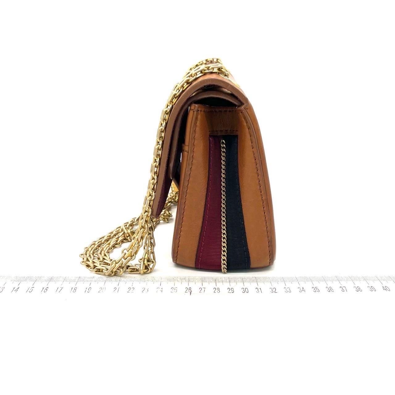 Chanel Nude Medallion 2.55 Reissue Brown Kalbsleder Doppelklappe Tasche Goldkette 201 im Zustand „Gut“ im Angebot in AUBERVILLIERS, FR