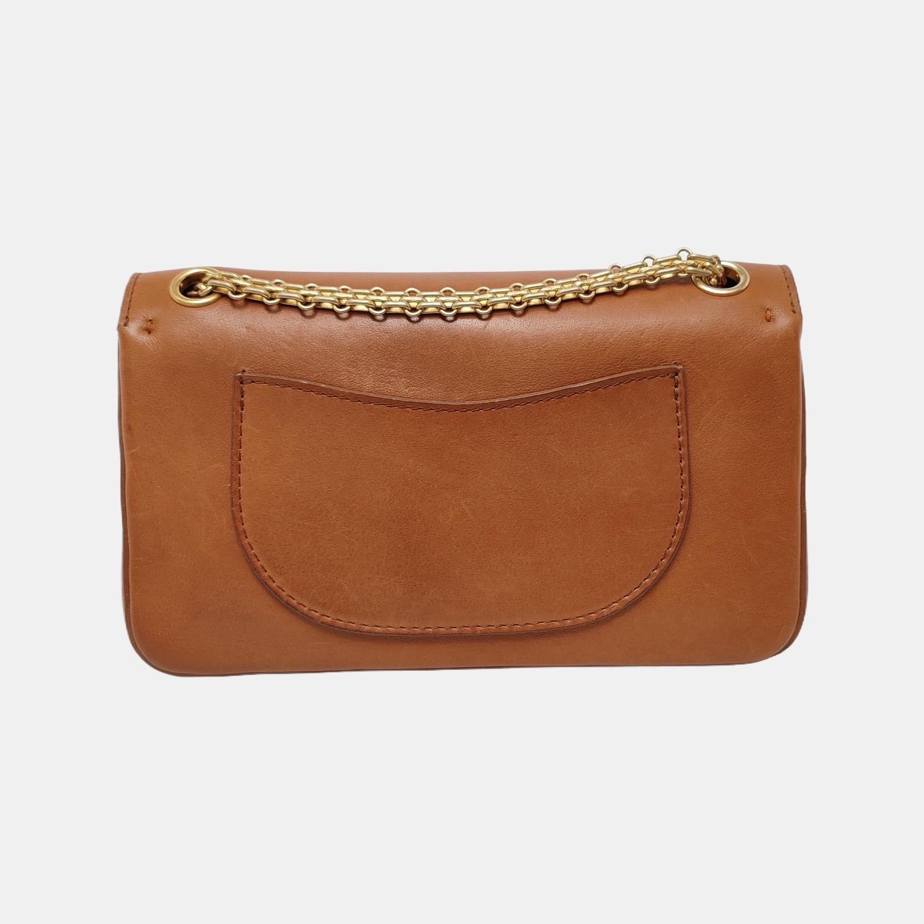 Chanel - Medallion 2.55 Reissue - Sac à double rabat en cuir de veau Brown - Chaîne en or 201 en vente 1