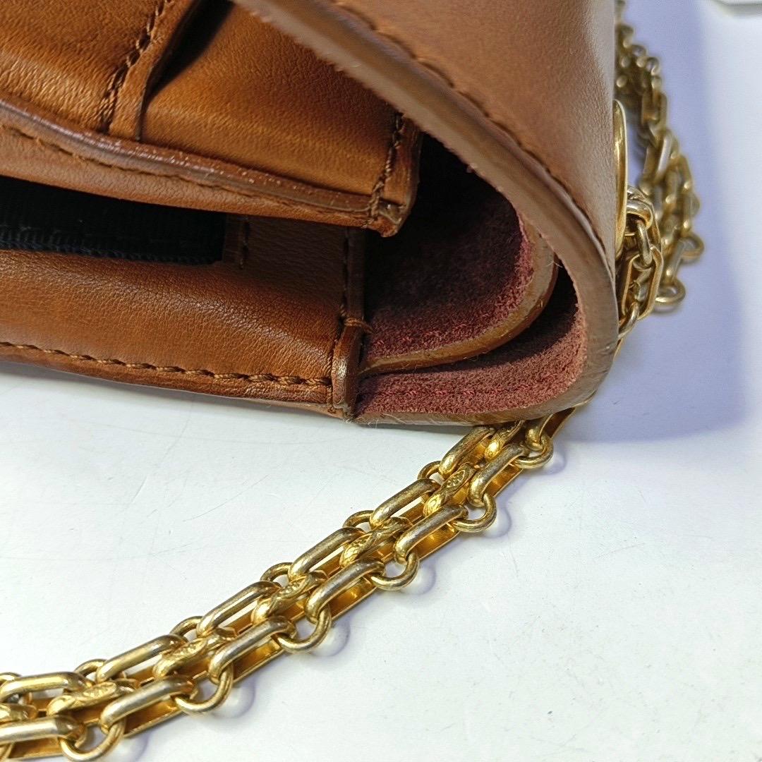 Chanel - Medallion 2.55 Reissue - Sac à double rabat en cuir de veau Brown - Chaîne en or 201 en vente 3