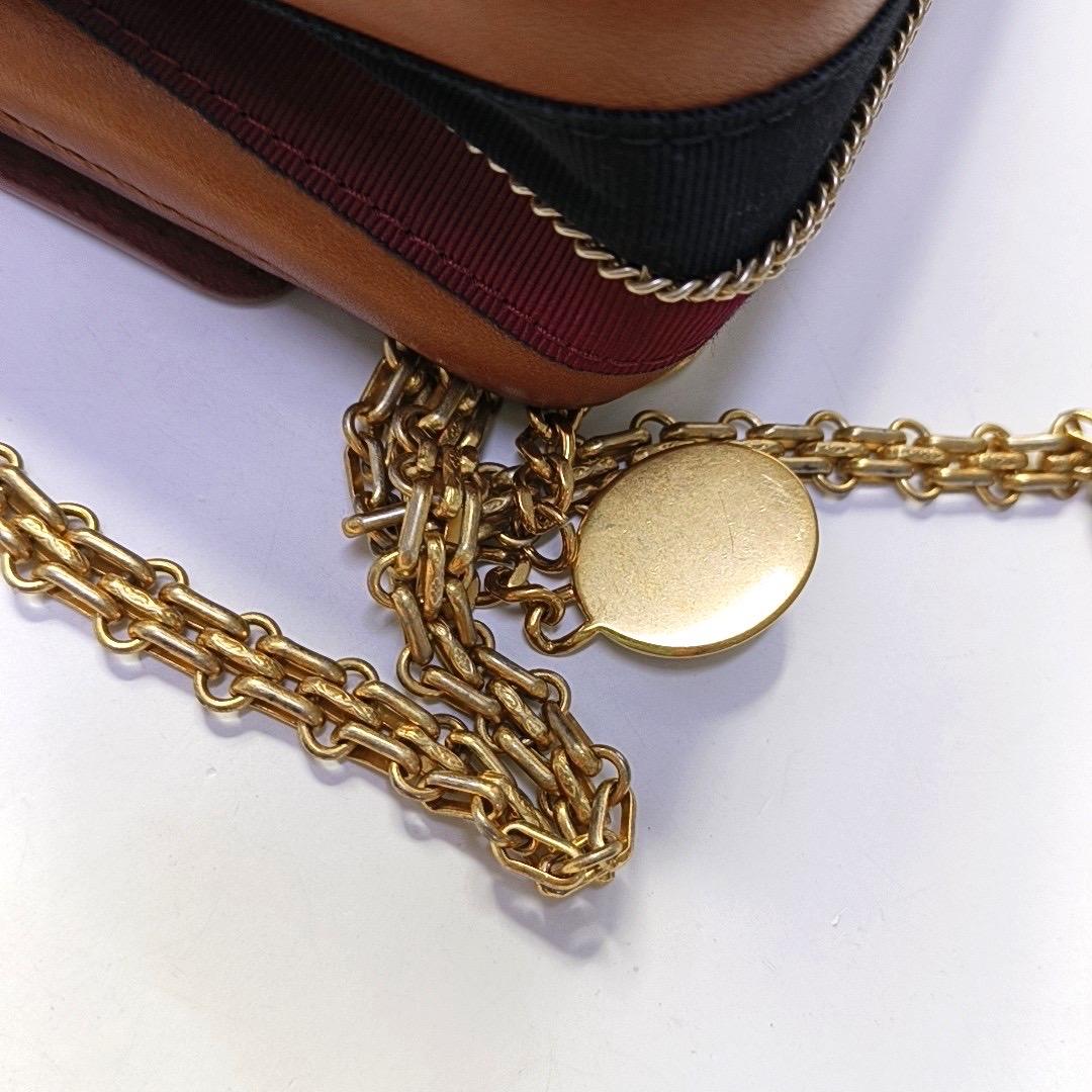 Chanel - Medallion 2.55 Reissue - Sac à double rabat en cuir de veau Brown - Chaîne en or 201 en vente 4