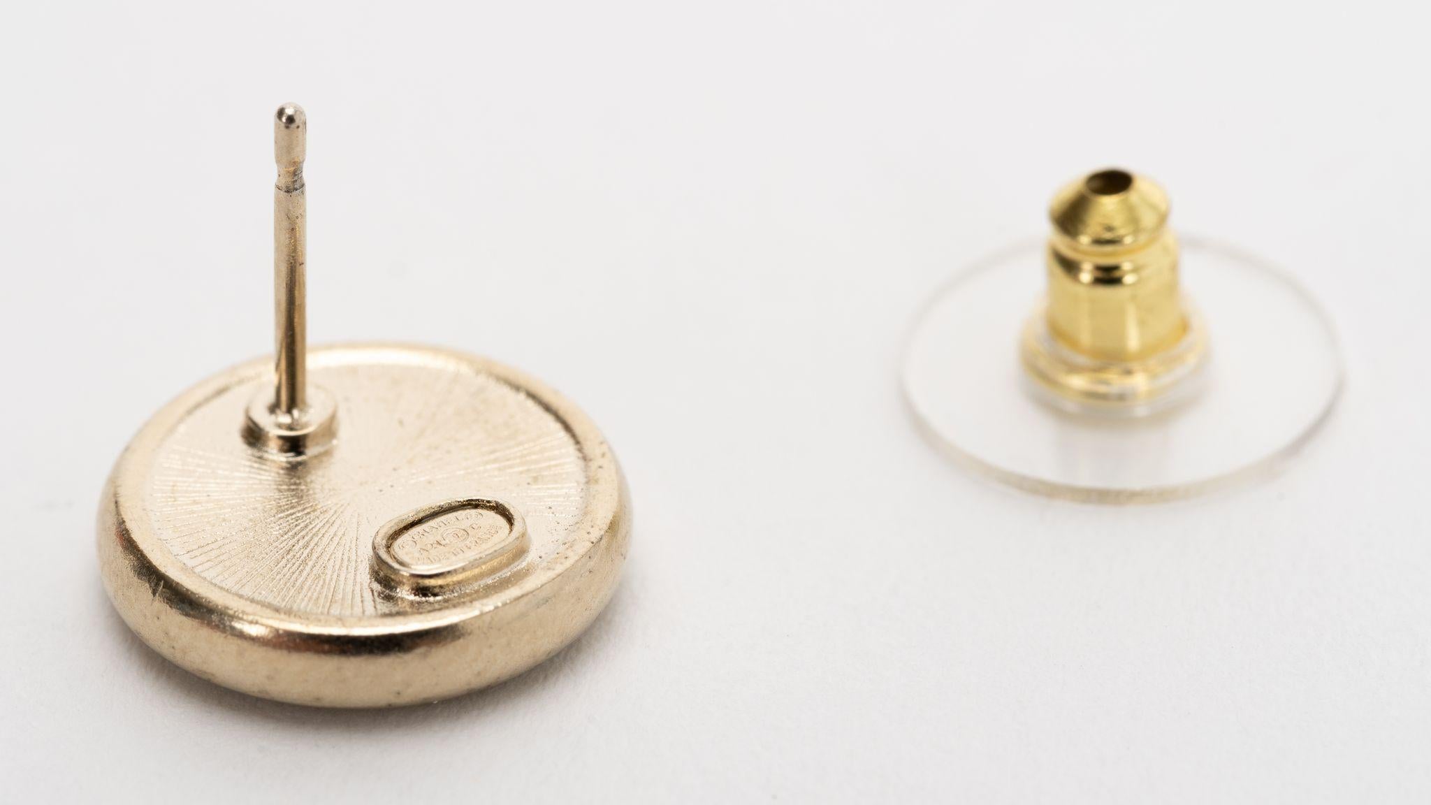 Orecchini a buco con bottone numero 5 di Chanel in vendita 1
