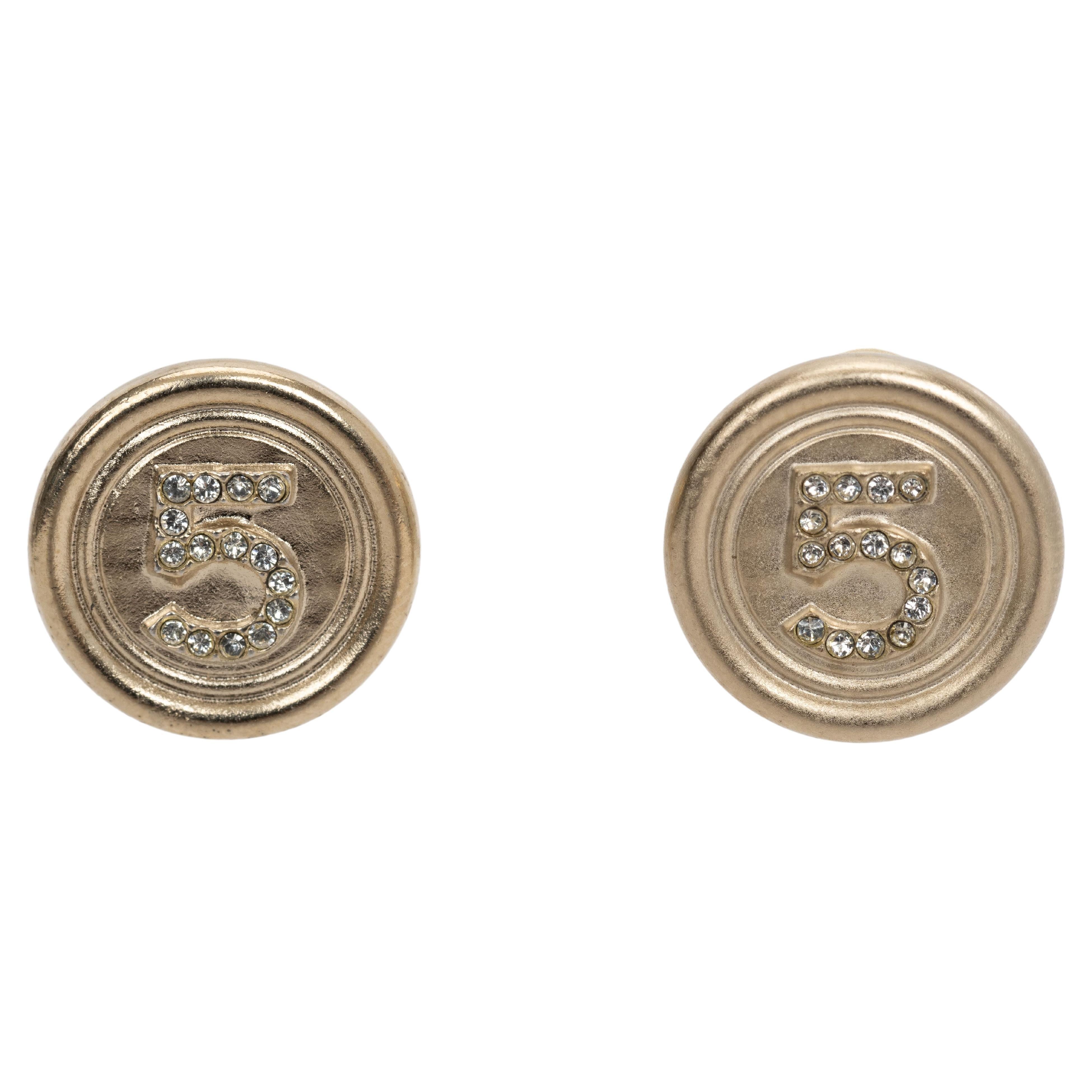Orecchini a buco con bottone numero 5 di Chanel in vendita